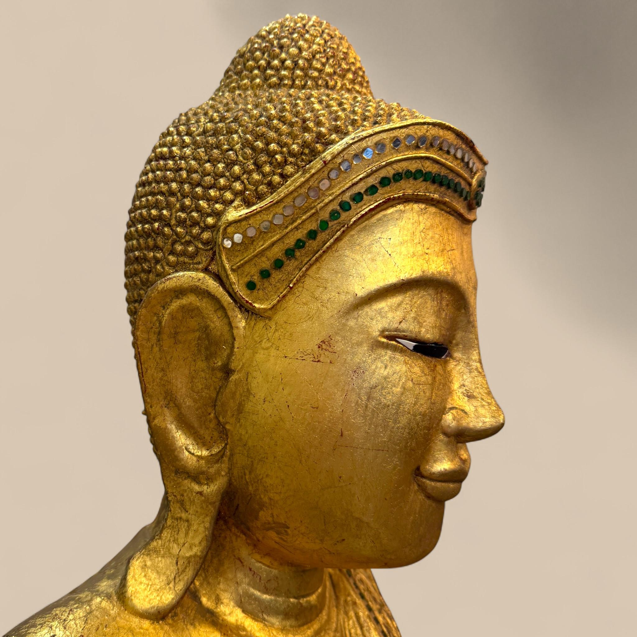 Bois Statue ancienne de Bouddha birman en bois doré de style Mandalay, vers 1940/1950 en vente