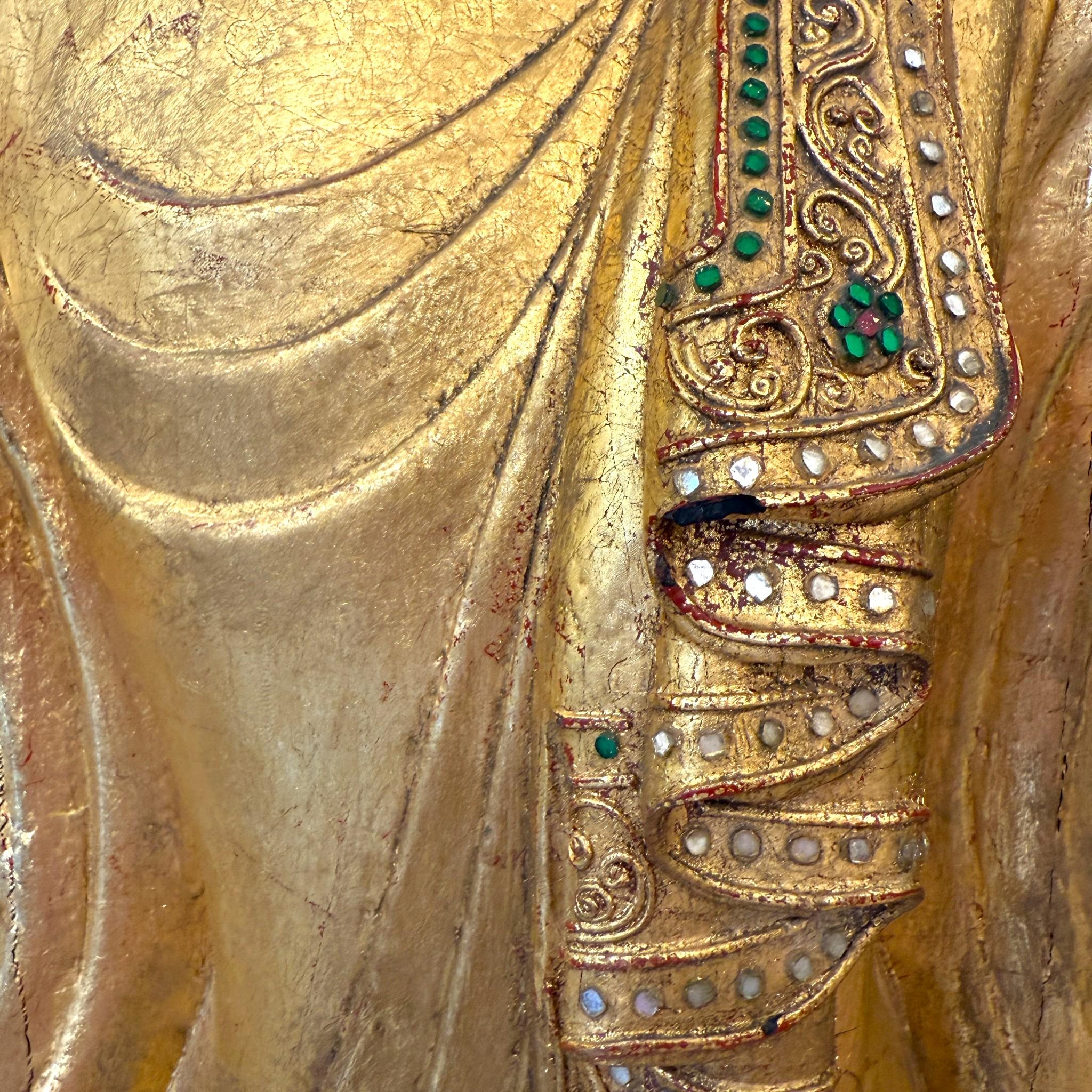 Statue ancienne de Bouddha birman en bois doré de style Mandalay, vers 1940/1950 en vente 1