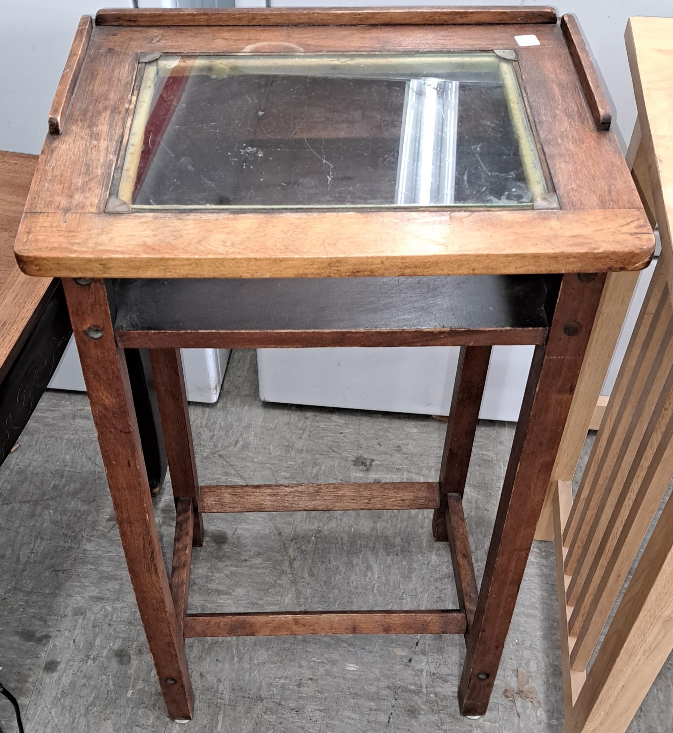 Antiker Waschtisch aus Holz, Glas und Messing (amerikanisch) im Angebot