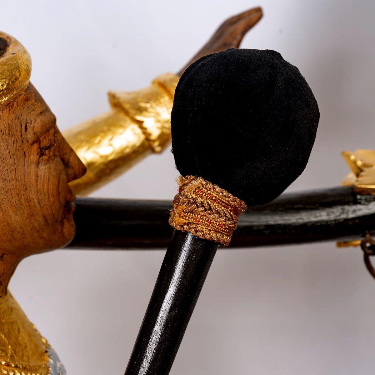 Table chèvre ancienne en bois sculptée avec mains en feuilles d'or et d'argent - début du XXe siècle  Bon état - En vente à CRÉTEIL, FR