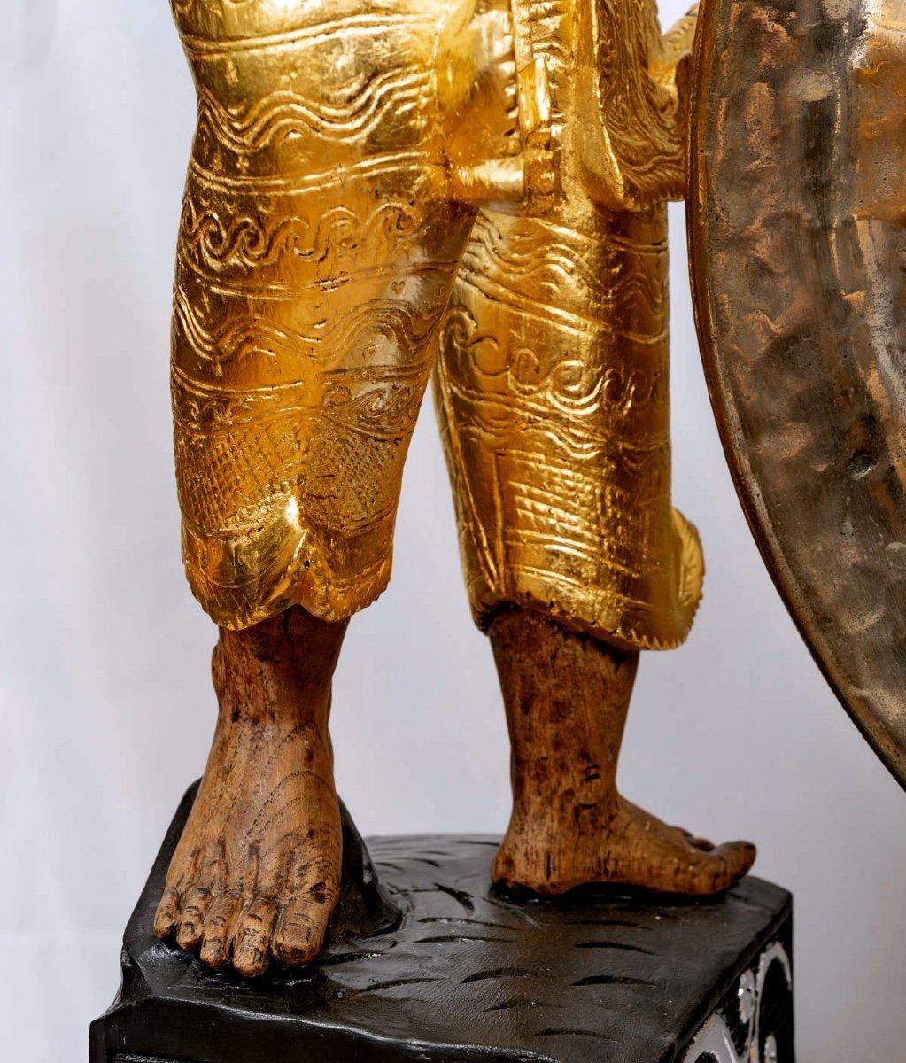 20ième siècle Table chèvre ancienne en bois sculptée avec mains en feuilles d'or et d'argent - début du XXe siècle  en vente