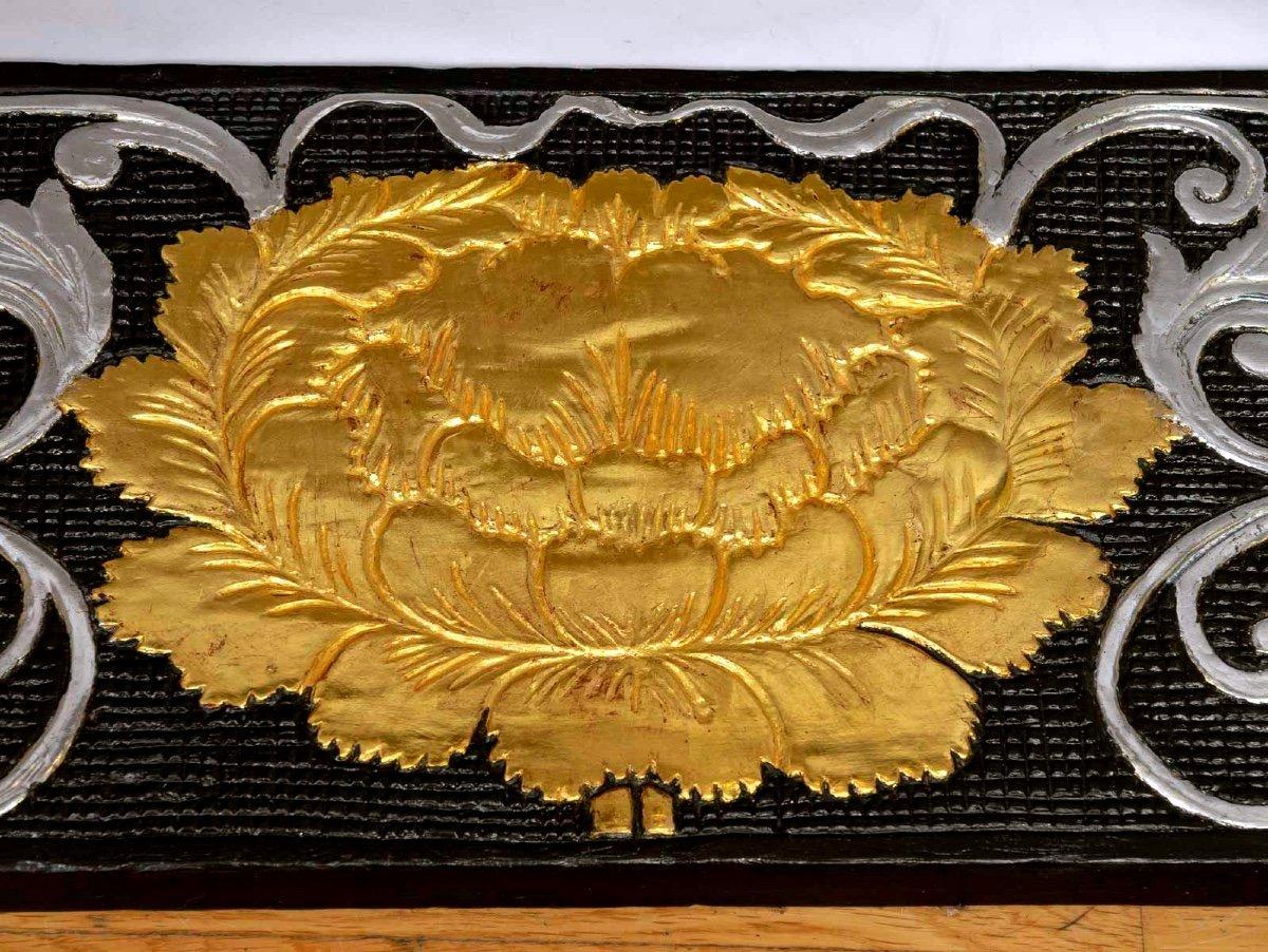 Argent Table chèvre ancienne en bois sculptée avec mains en feuilles d'or et d'argent - début du XXe siècle  en vente