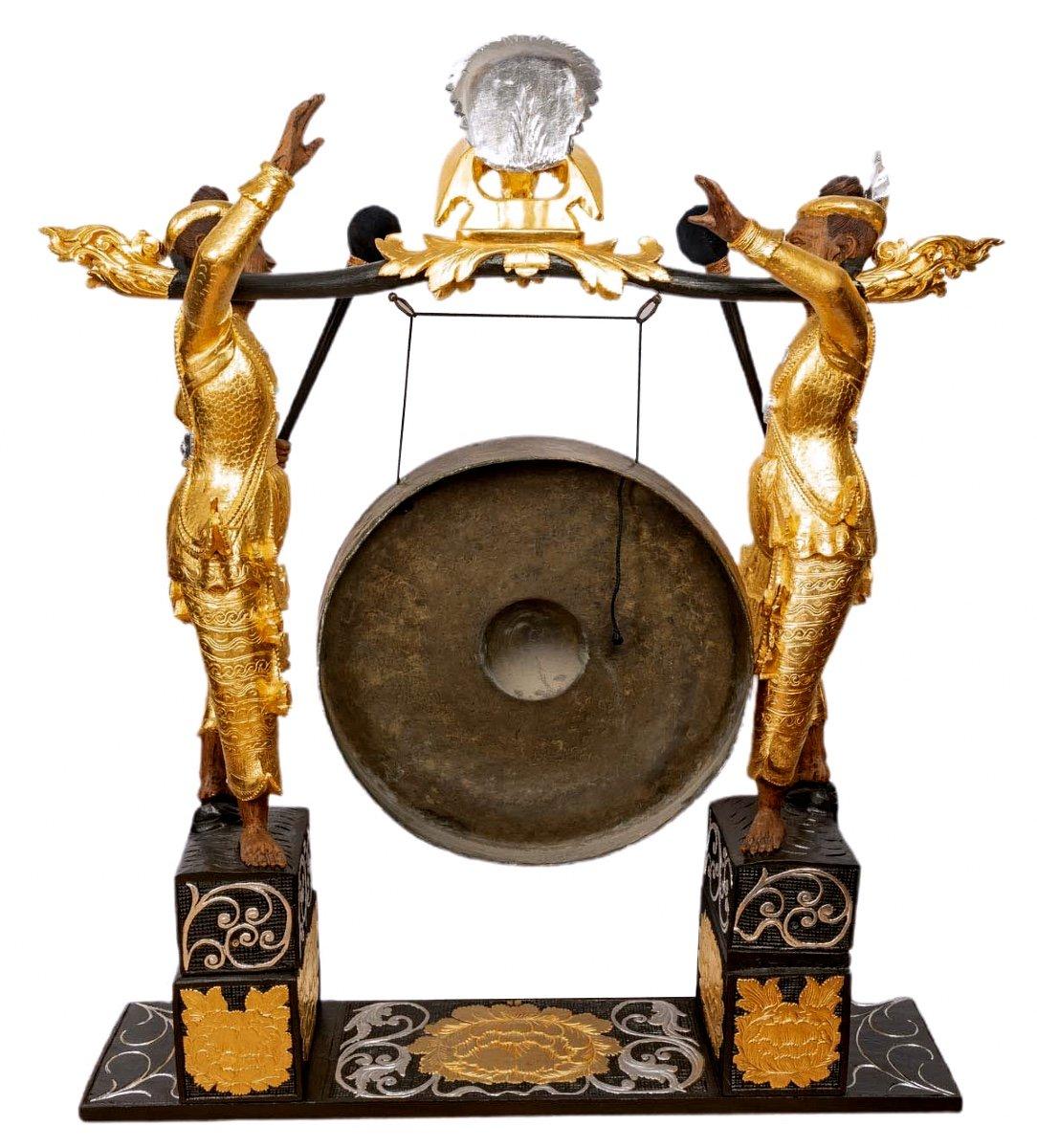 Table chèvre ancienne en bois sculptée avec mains en feuilles d'or et d'argent - début du XXe siècle  en vente 2