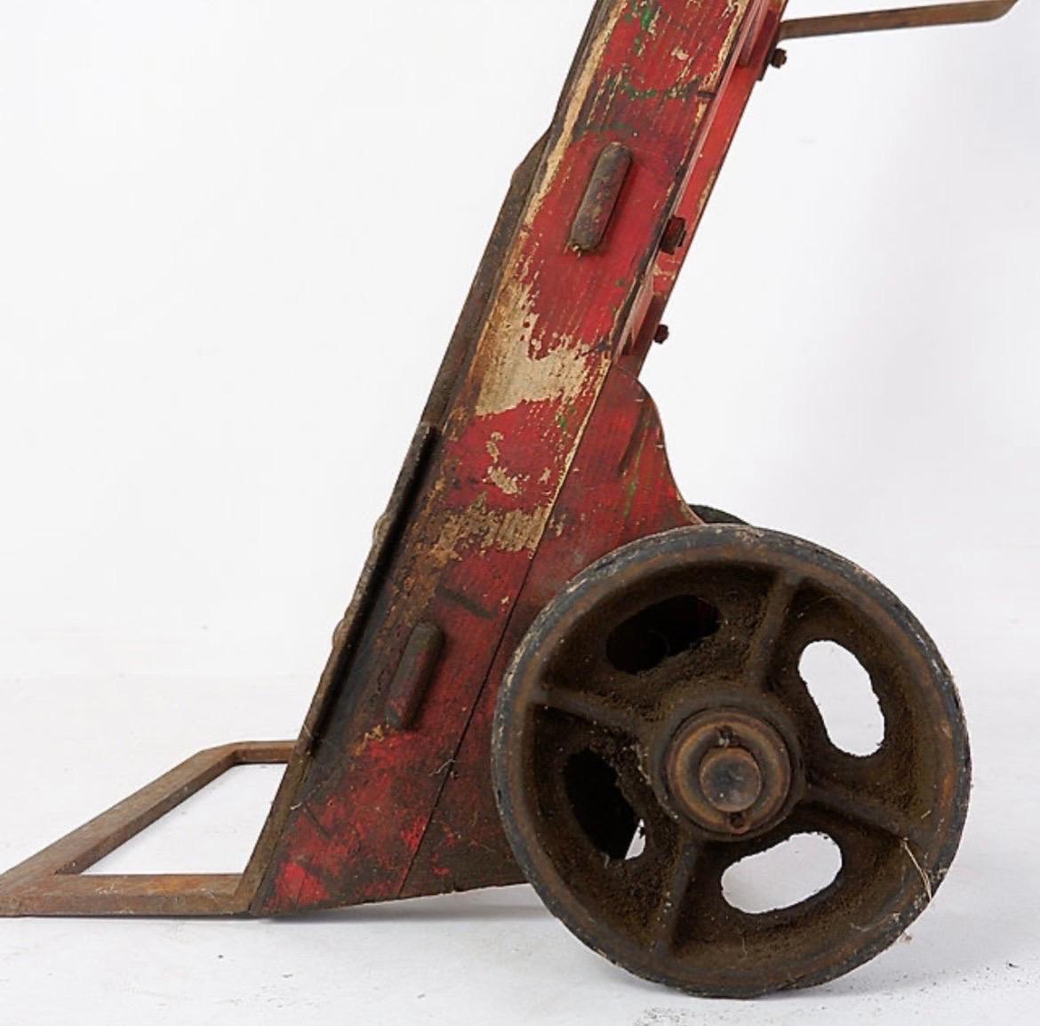 Antiker Holzhandwagen aus Holz (Kampagne) im Angebot