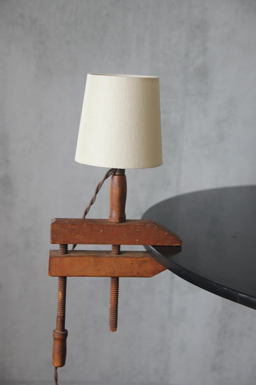Lámpara de madera antigua con pinza y pantalla de Understated Design Los Angeles en venta 4