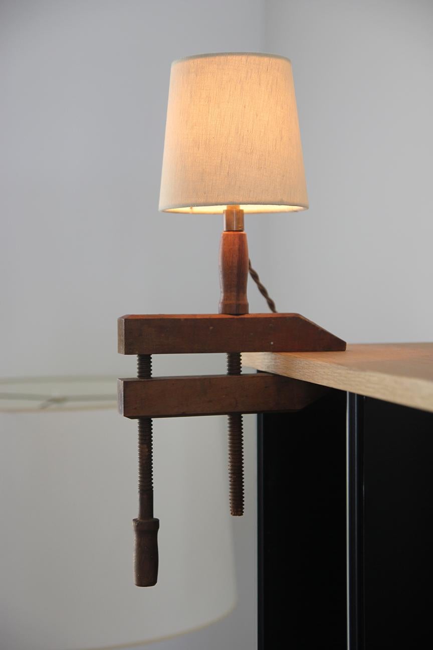 Lampe antique en bois à vis sans fin avec abat-jour par Understated Design Los Angeles en vente 4