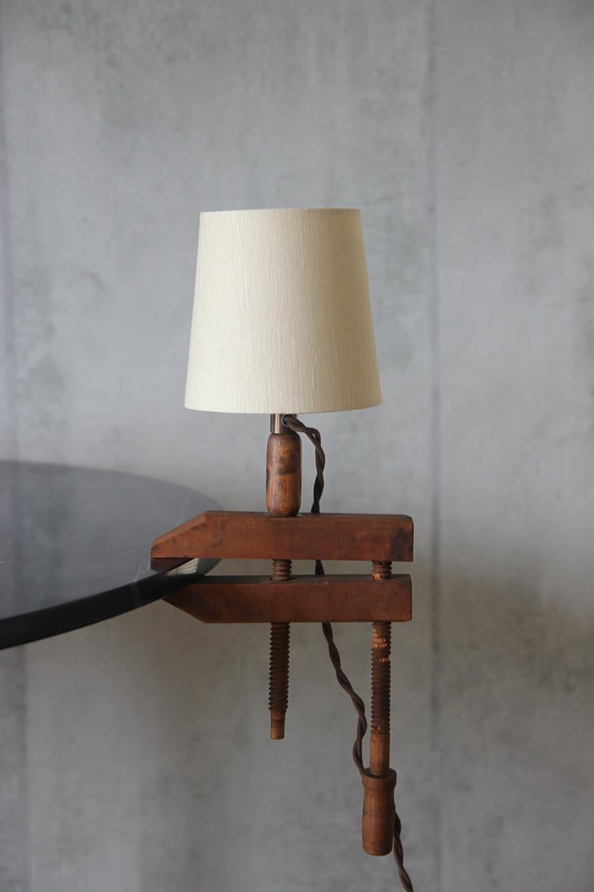 Illuminez votre espace avec notre lampe antique à vis à main pour le travail du bois de Understated Design Los Angeles. Fabriquée à partir d'une authentique pince de menuisier, cette lampe allie charme et histoire, mettant en valeur la beauté du