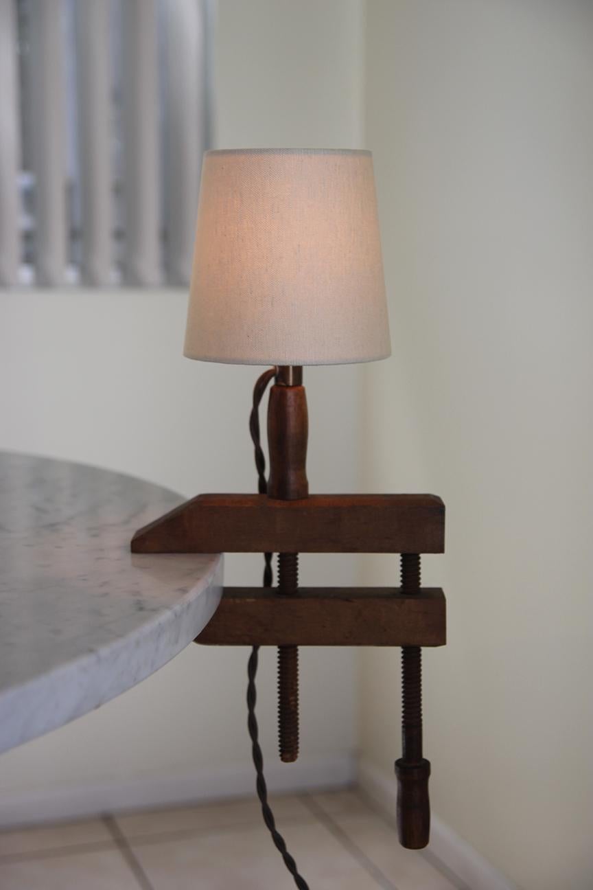 Lámpara de madera antigua con pinza y pantalla de Understated Design Los Angeles Artes y manualidades en venta