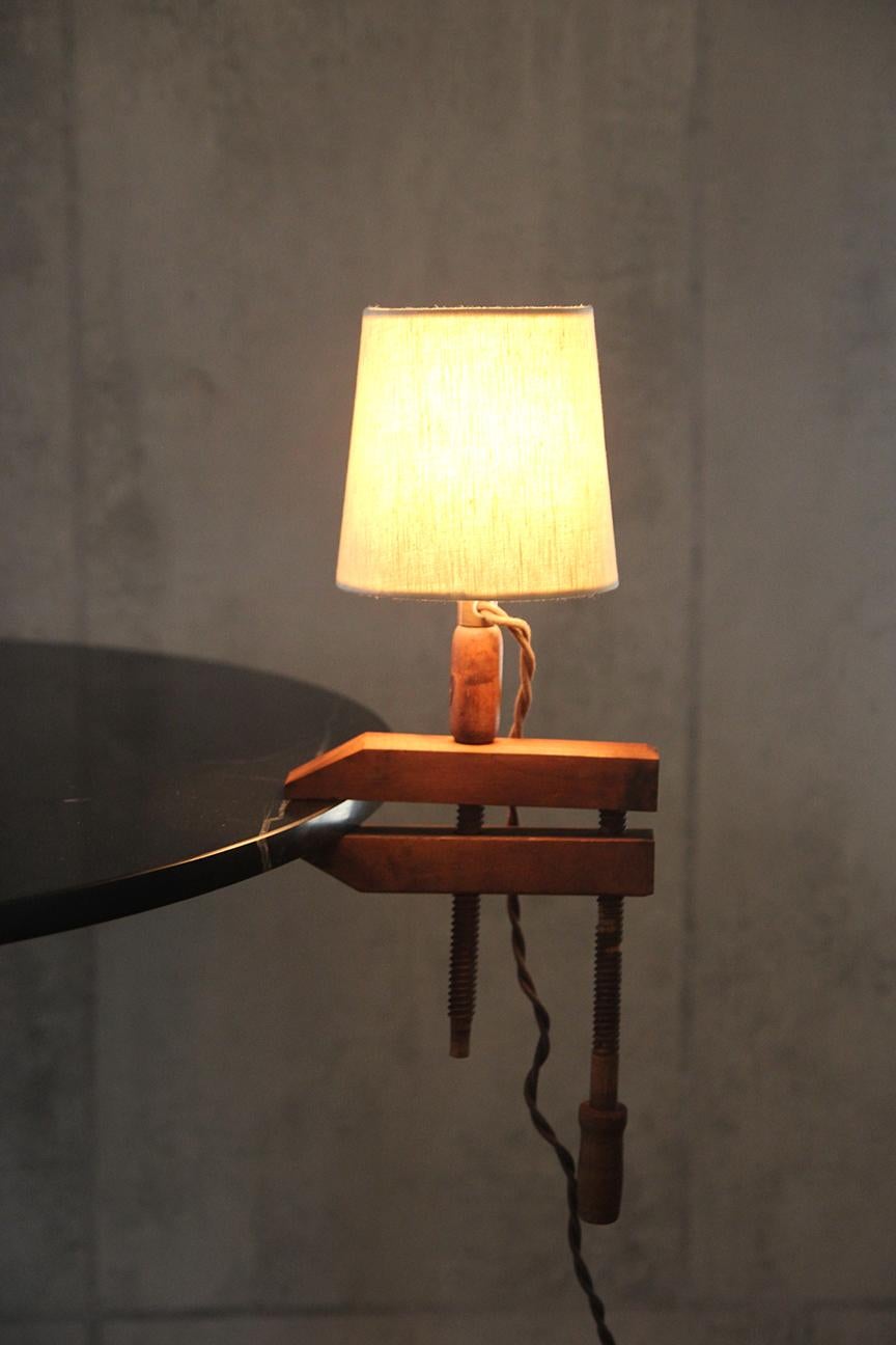 Français Lampe antique en bois à vis sans fin avec abat-jour par Understated Design Los Angeles en vente