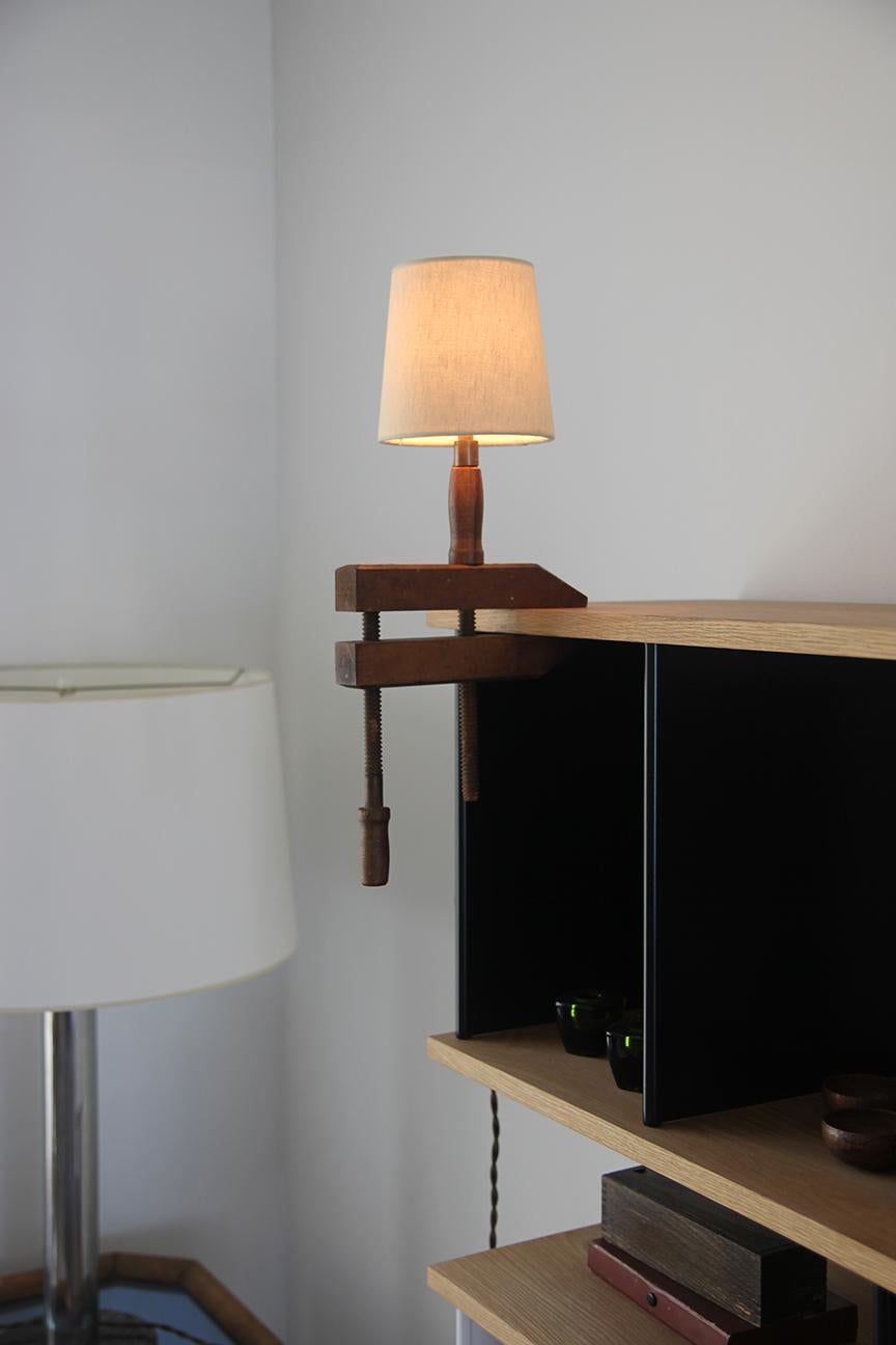 Lámpara de madera antigua con pinza y pantalla de Understated Design Los Angeles Madera en venta
