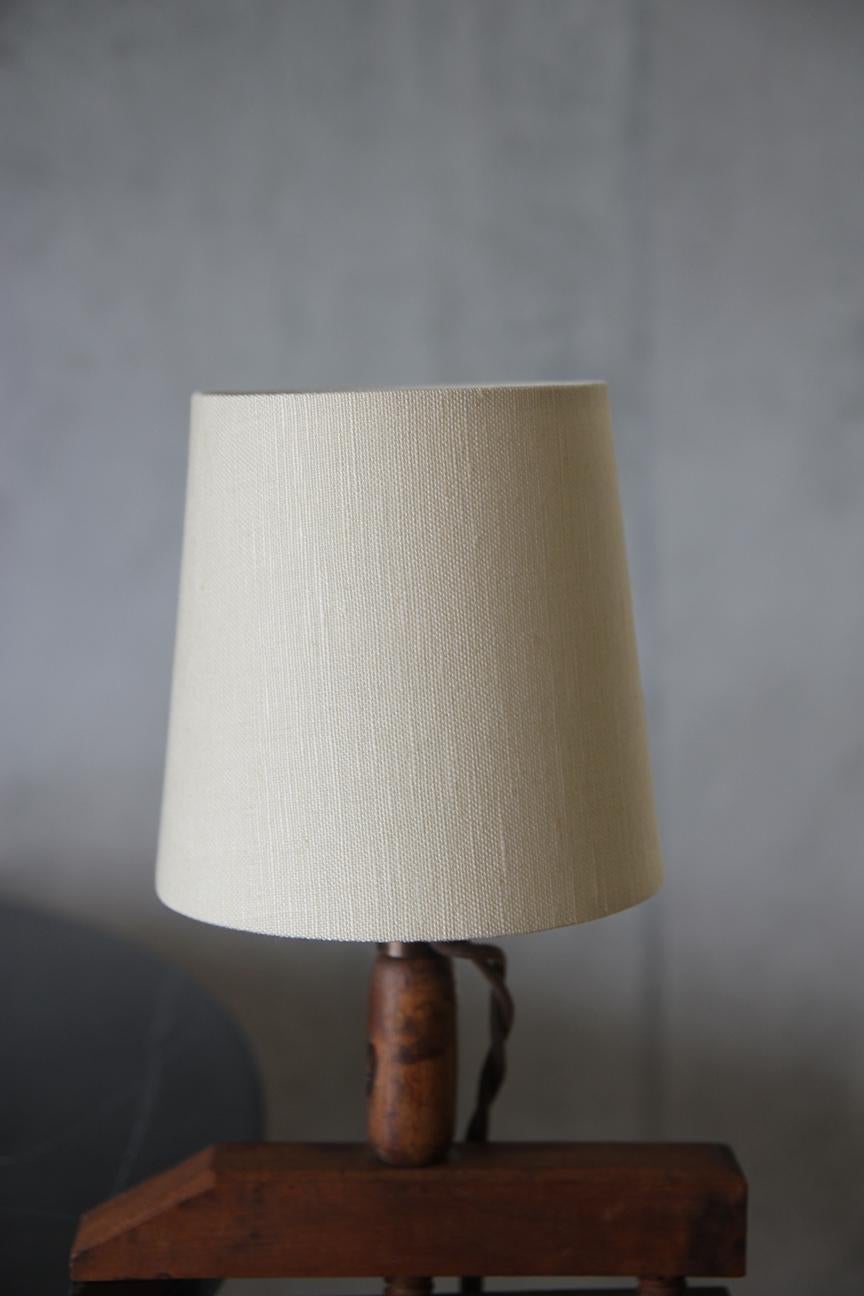 Bois Lampe antique en bois à vis sans fin avec abat-jour par Understated Design Los Angeles en vente