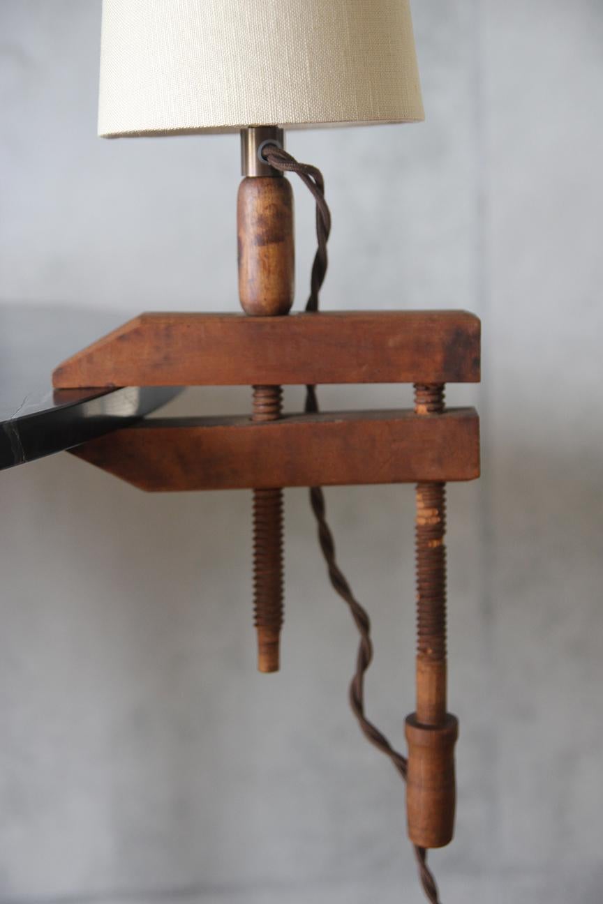 Lampe antique en bois à vis sans fin avec abat-jour par Understated Design Los Angeles en vente 1