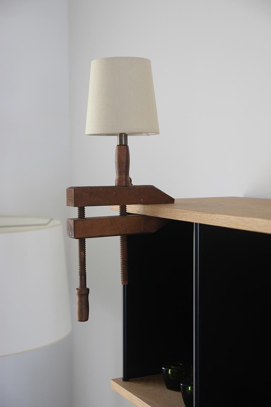 Lampe antique en bois à vis sans fin avec abat-jour par Understated Design Los Angeles en vente 2