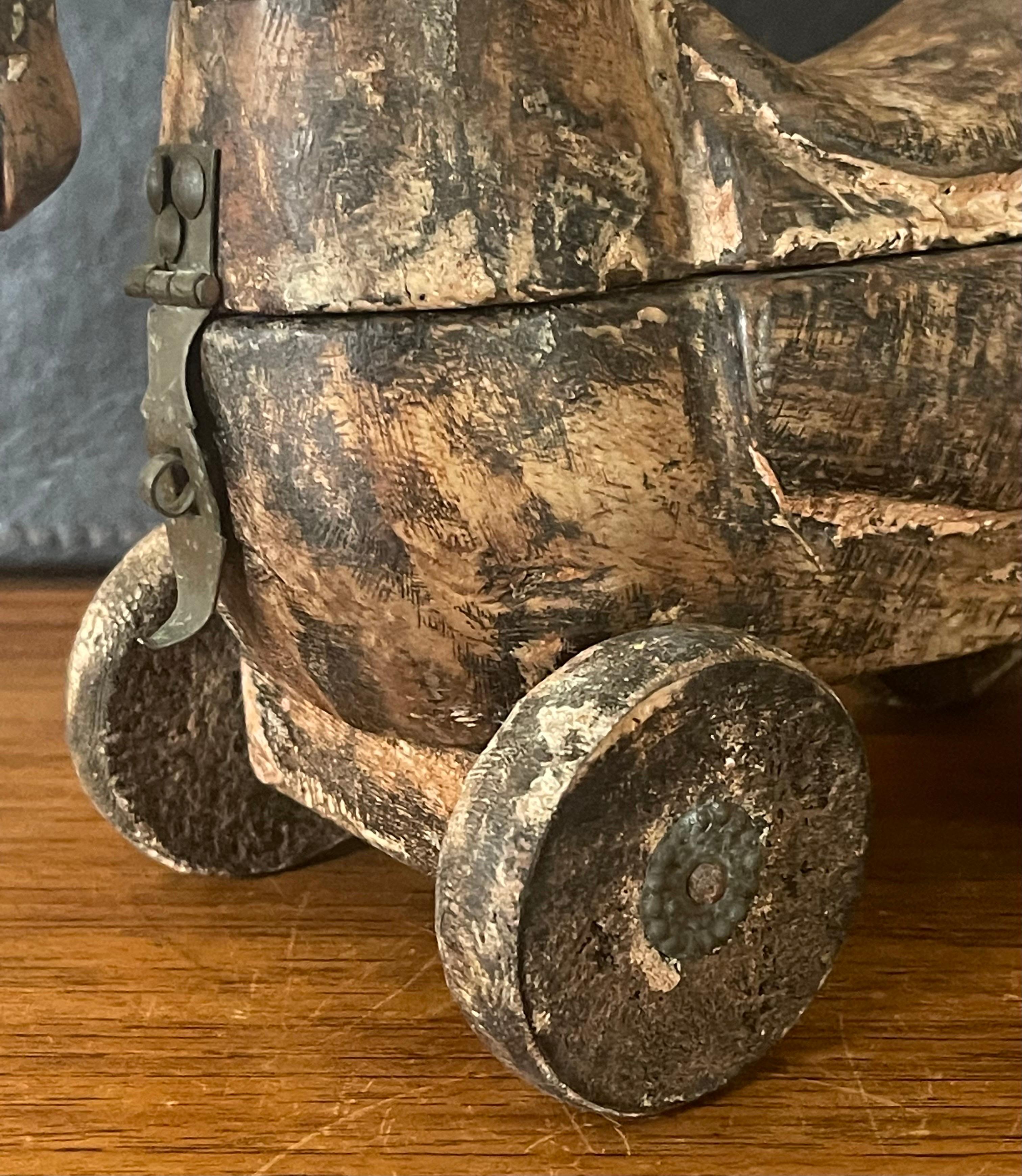 Juguete antiguo de madera con ruedas para tirar de un caballo Madera