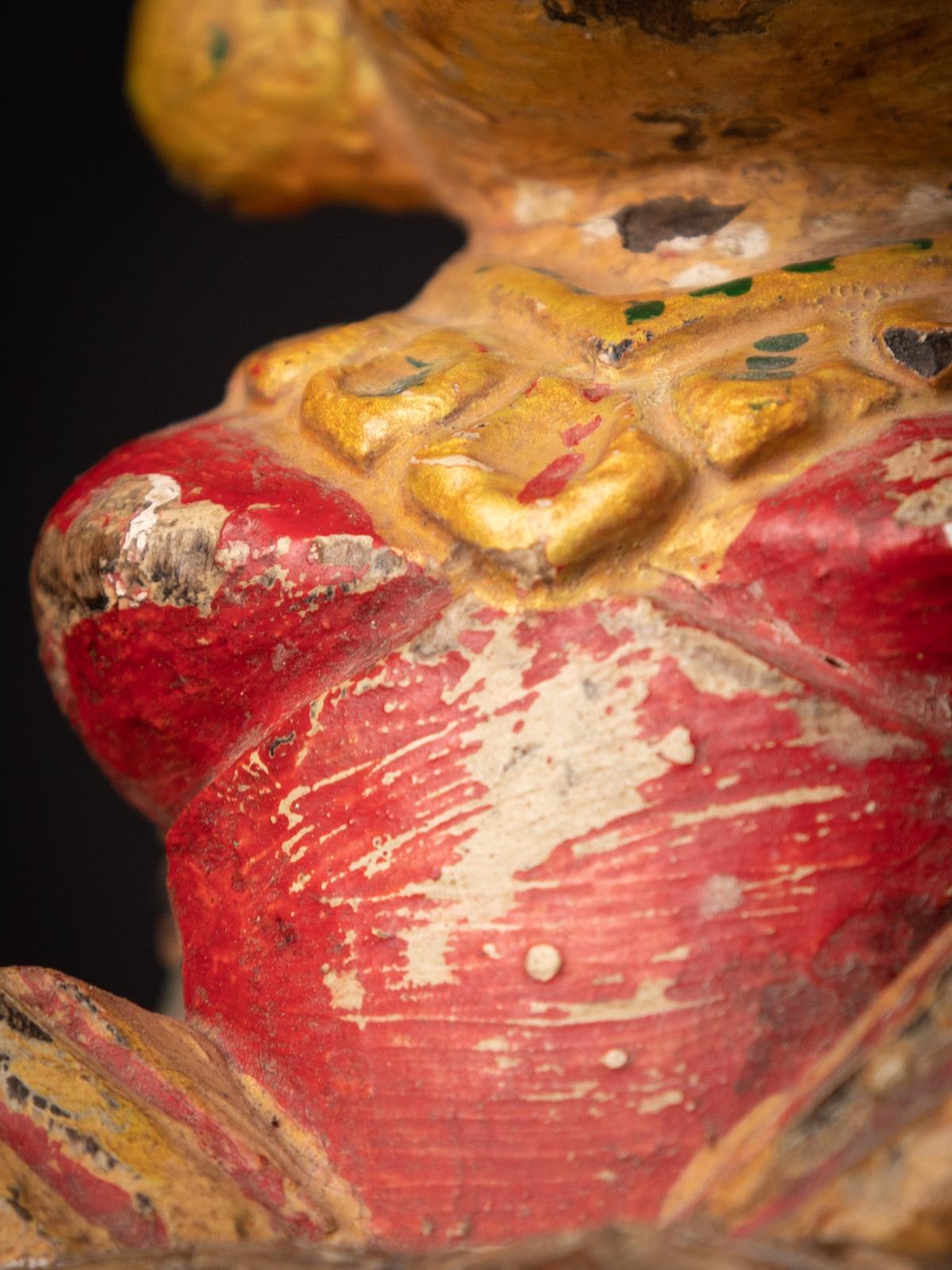 Cette statue de temple indien antique en bois est une charmante sculpture du XIXe siècle représentant un musicien traditionnel. Elle est fabriquée en bois massif et présente un beau caractère vieilli. Mesurant 40,4 cm de haut, 10,3 cm de large et