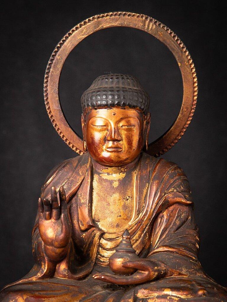 MATERIAL: Holz
47 cm hoch 
29,3 cm breit und 22,2 cm tief
Gewicht: 3,7 kg
Vergoldet mit 24 krt. Gold
Abhaya Mudra
Mit Ursprung in Japan
Ende 18. / Anfang 19. Jahrhundert
Edo-Periode
In sehr gutem Zustand !
