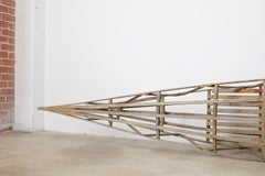Kayak ou canoë ancien en bois à exposer