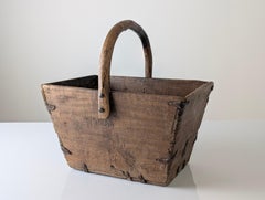 Antiker Holzscheitkorb mit handgeschmiedeten Beschlägen, Wabi-Sabi, 19.