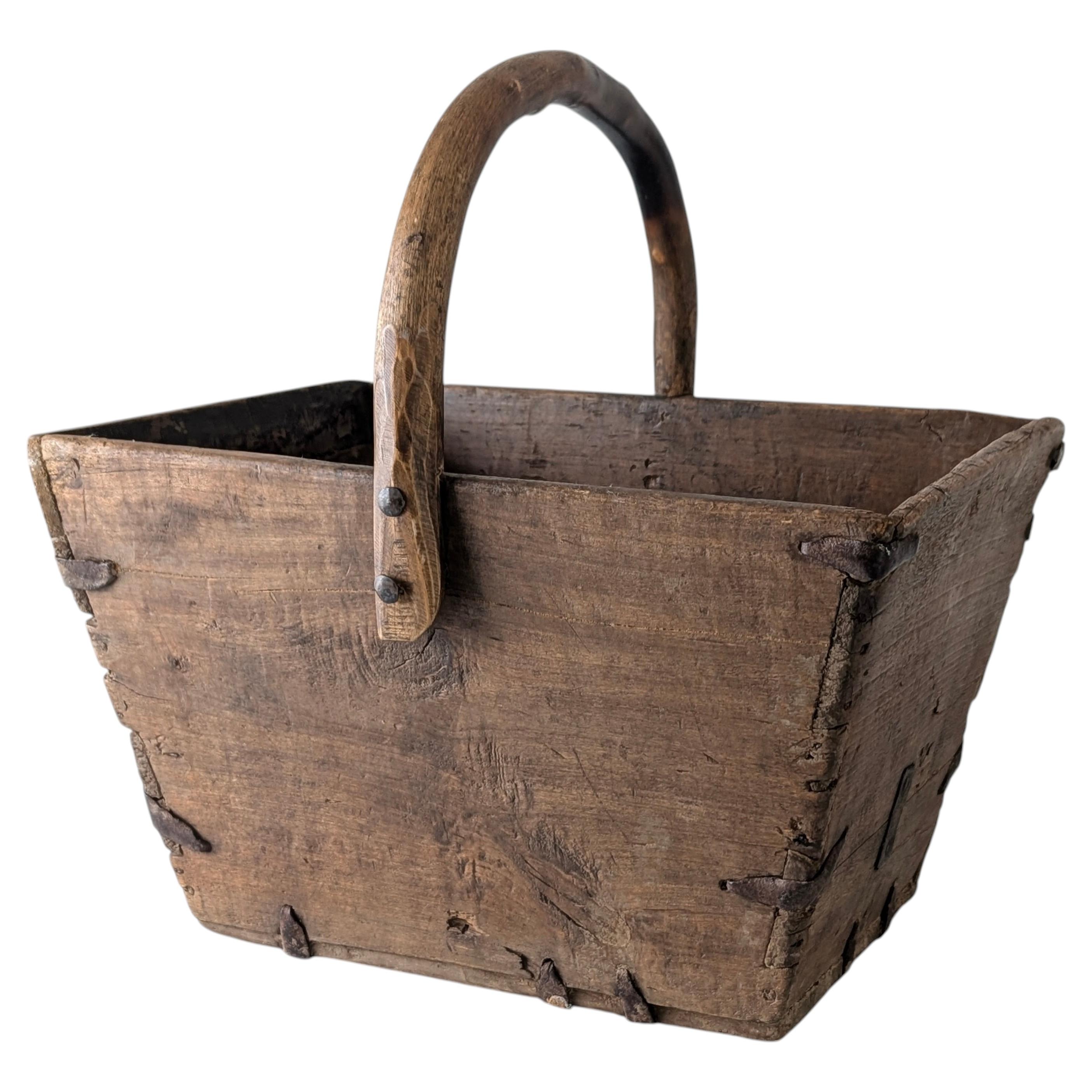 Panier à bûches antique en bois avec quincaillerie forgée à la main, Wabi-Sabi, 19e siècle