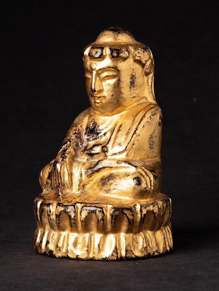 Material: wood
15,3 cm high 
9,8 cm wide and 8,9 cm deep
Weight: 0.27 kgs
Gilded with 24 krt. gold
Bhumisparsha mudra
Originating from Burma
19th century.
 