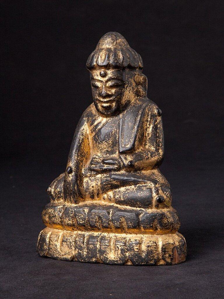 Material: wood
12,2 cm high 
9,1 cm wide and 5,5 cm deep
Gilded with 24 krt. gold
Bhumisparsha mudra
Originating from Burma
19th century.
 