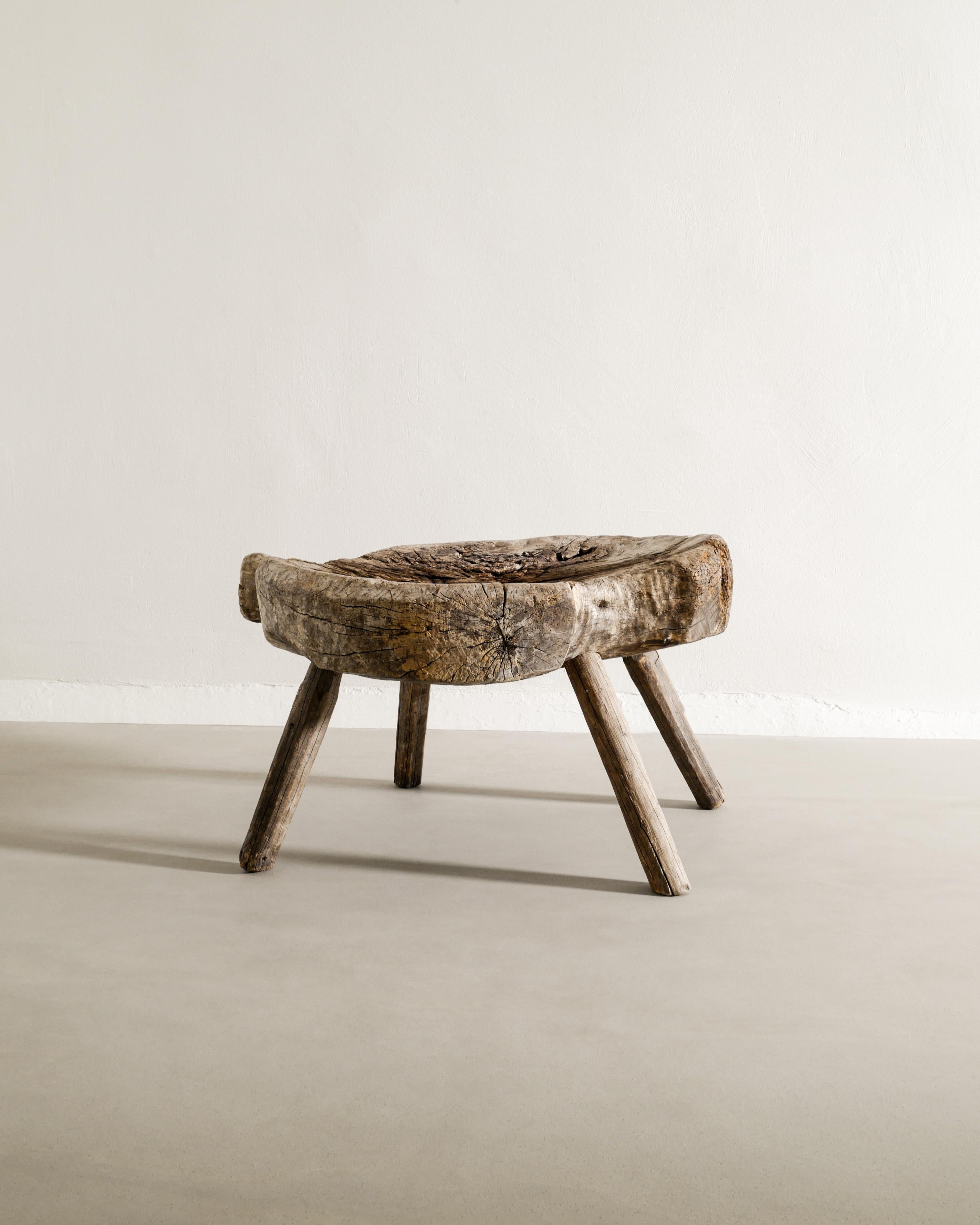 Antiker niedriger Couchtisch aus Holz aus Kiefernholz, hergestellt in Schweden Anfang 1800 im Zustand „Gut“ im Angebot in Stockholm, SE