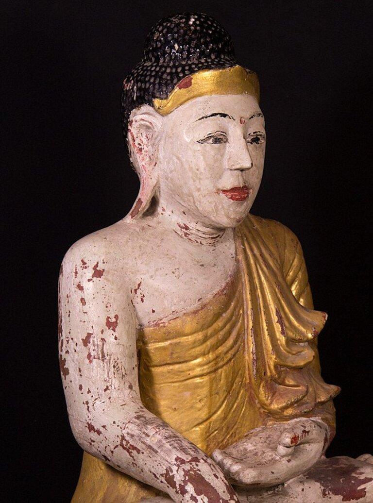 MATERIAL : bois
75 cm de haut 
63 cm de large et 29 cm de profondeur
Style Mandalay
Bhumisparsha mudra
Originaire de Birmanie
19ème siècle
Avec des inscriptions birmanes dans la base, probablement le nom du donateur du Bouddha.
