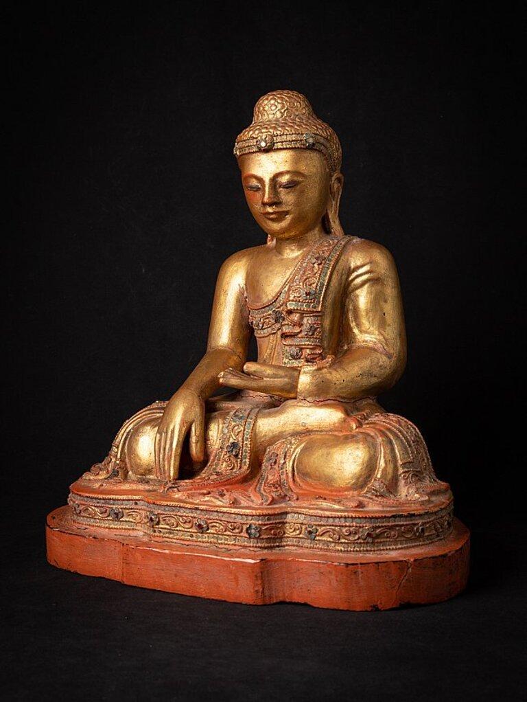MATERIAL: Holz
44,5 cm hoch 
40,8 cm breit und 30 cm tief
Gewicht: 6,9 kg
Vergoldet mit 24 krt. Gold
Mandalay-Stil
Bhumisparsha Mudra
Mit Ursprung in Birma
19. Jahrhundert
