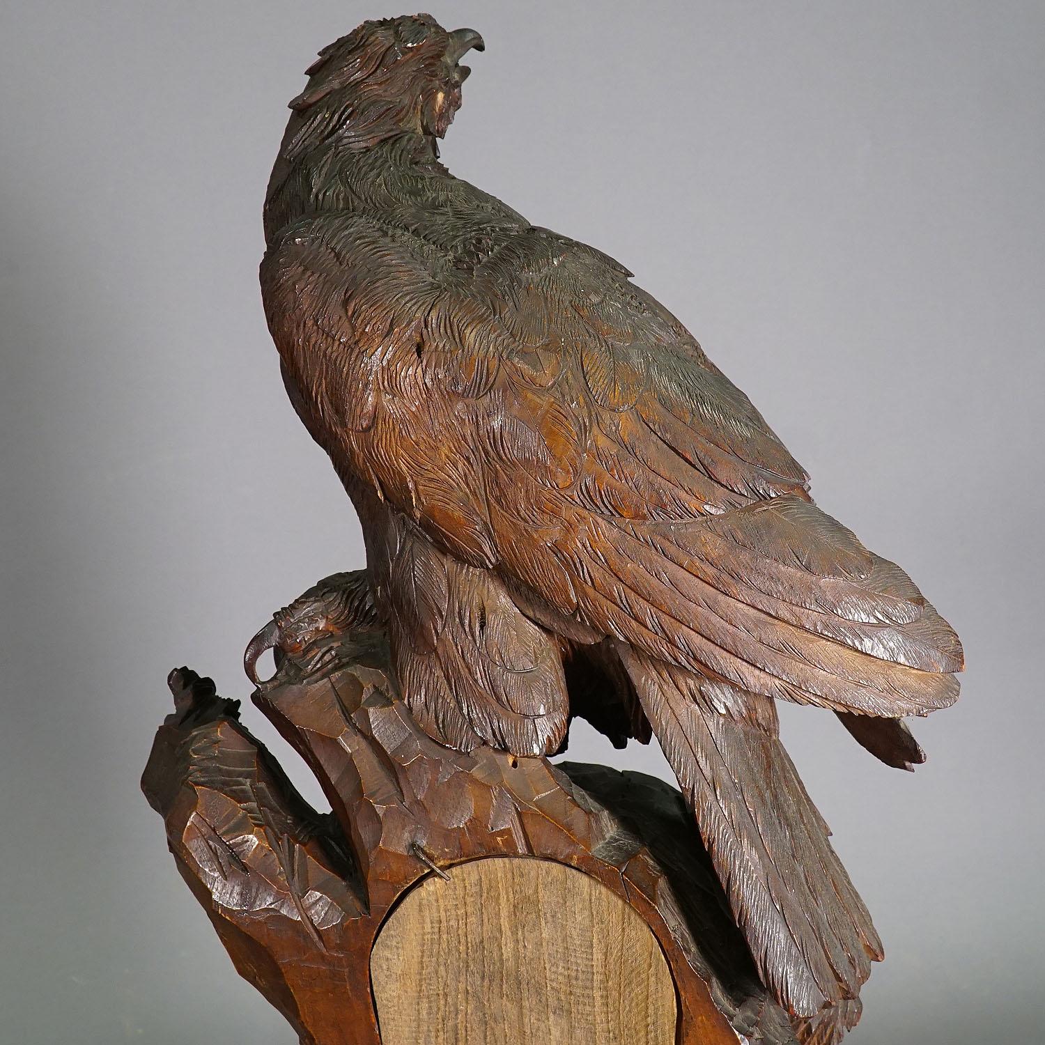 Forêt-Noire Pendule de cheminée ancienne en bois avec aigle, Suisse, 1900 en vente