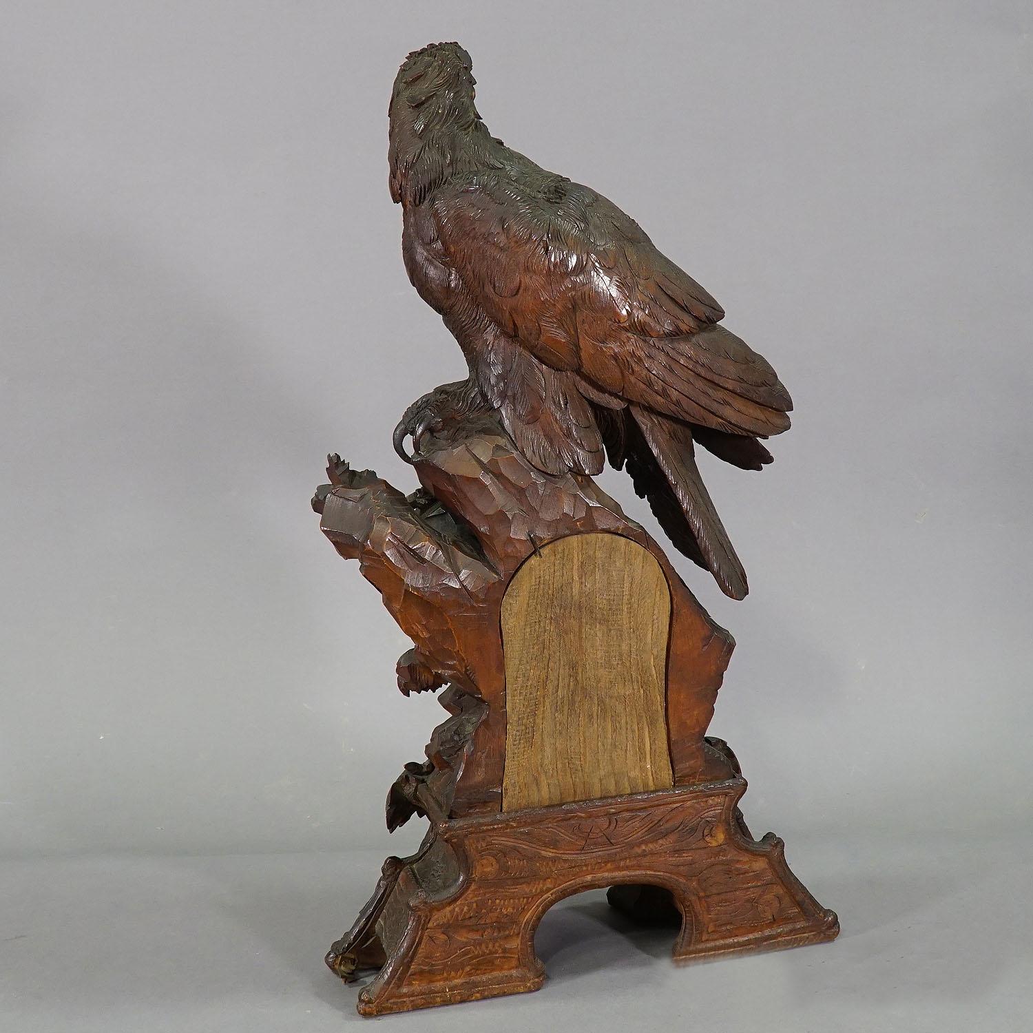 XIXe siècle Pendule de cheminée ancienne en bois avec aigle, Suisse, 1900 en vente