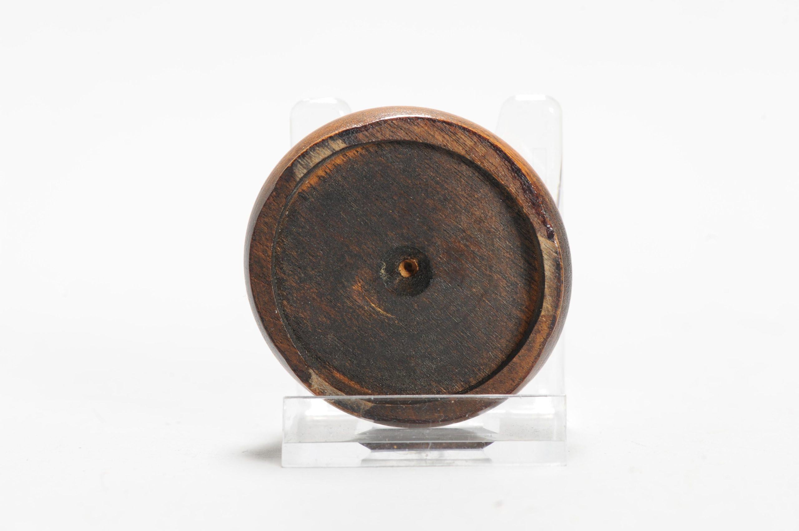 Antiker hölzerner Miniature Stand für chinesisches oder japanisches Porzellan, 19. im Zustand „Gut“ im Angebot in Amsterdam, Noord Holland