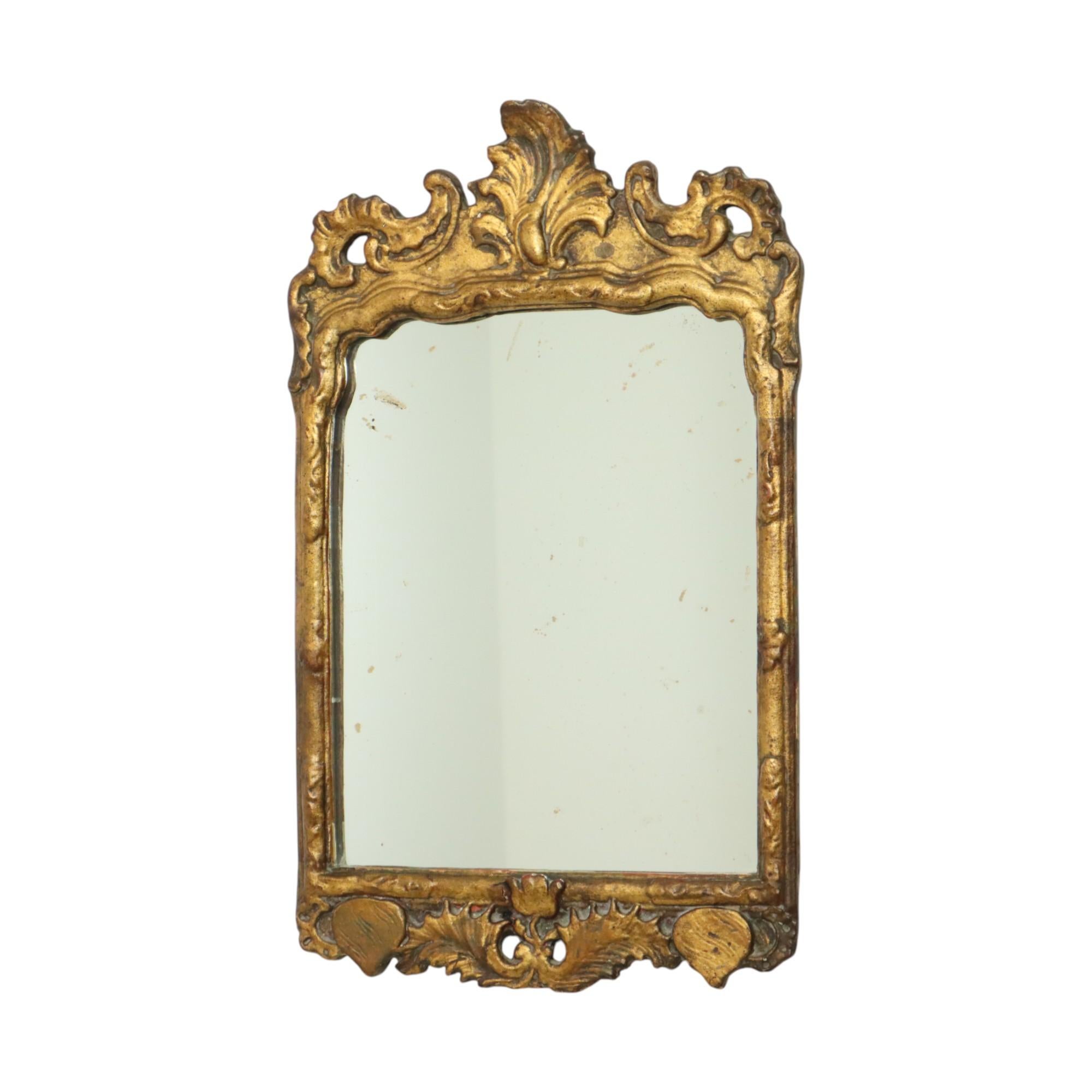 Antiker klassischer Spiegel, mit Blattgold vergoldet auf Holz mit Gesso, ganz im Barock- oder Louis XV-Stil, Frankreich, um Ende des 19.

Elegant und anmutig Akanthus Dekoration, das Ganze hat eine sehr attraktive Patina des Alters. Das dicke