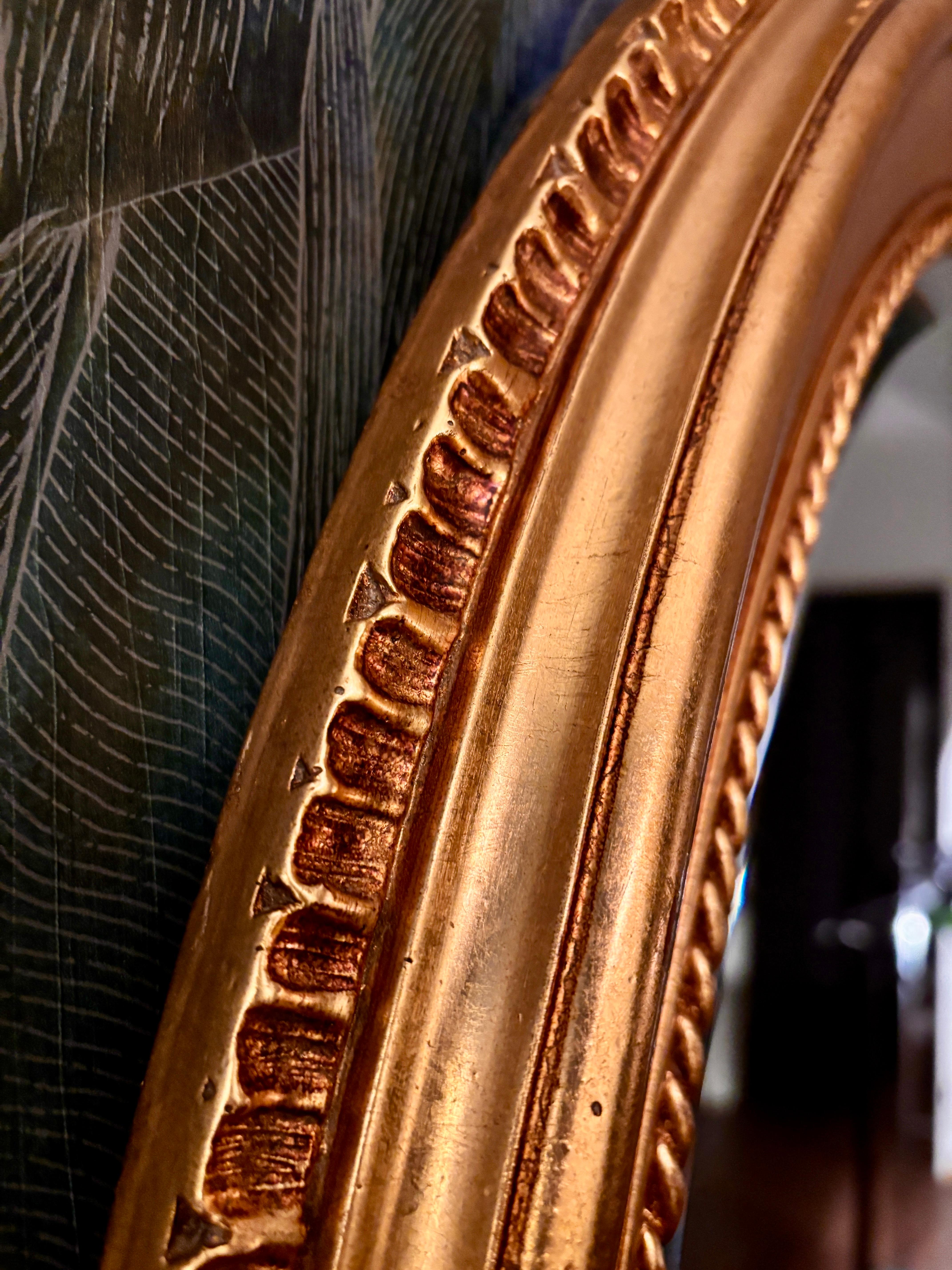Antique wooden mirror with a gilded frame (gold leaf). Faceted crystal mirror glass.

Dimensions:
Depth 5 cm
Width 67 cm
Height 86 cm.

It is in very good vintage condition.

I only sell used items.
The items may show more or less visible signs of