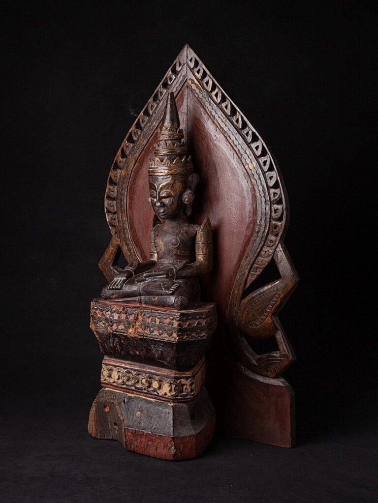 Material: madera
79,4 cm de altura 
40,5 cm de ancho y 22,7 cm de fondo
Peso: 11.71 kg
Con restos de oro de 24 krt.
Mon estilo
Bhumisparsha mudra
Originaria de Birmania
Principios del siglo XIX
¡Un ejemplo muy bonito de un Mon Buda
