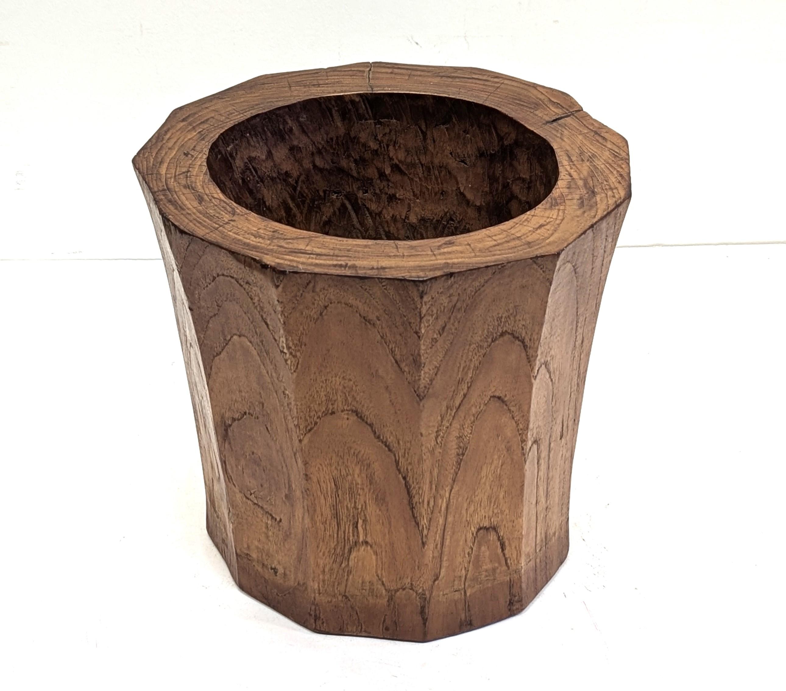 Mortier ancien en bois massif sculpté, vase.  Mortier en bois de noyer sculpté à la main avec une forme de cloche cannelée décagonale.  Intéressante forme décagonale rarement utilisée pour les mortiers antiques sculptés en bois.  L'ajout d'un peu de
