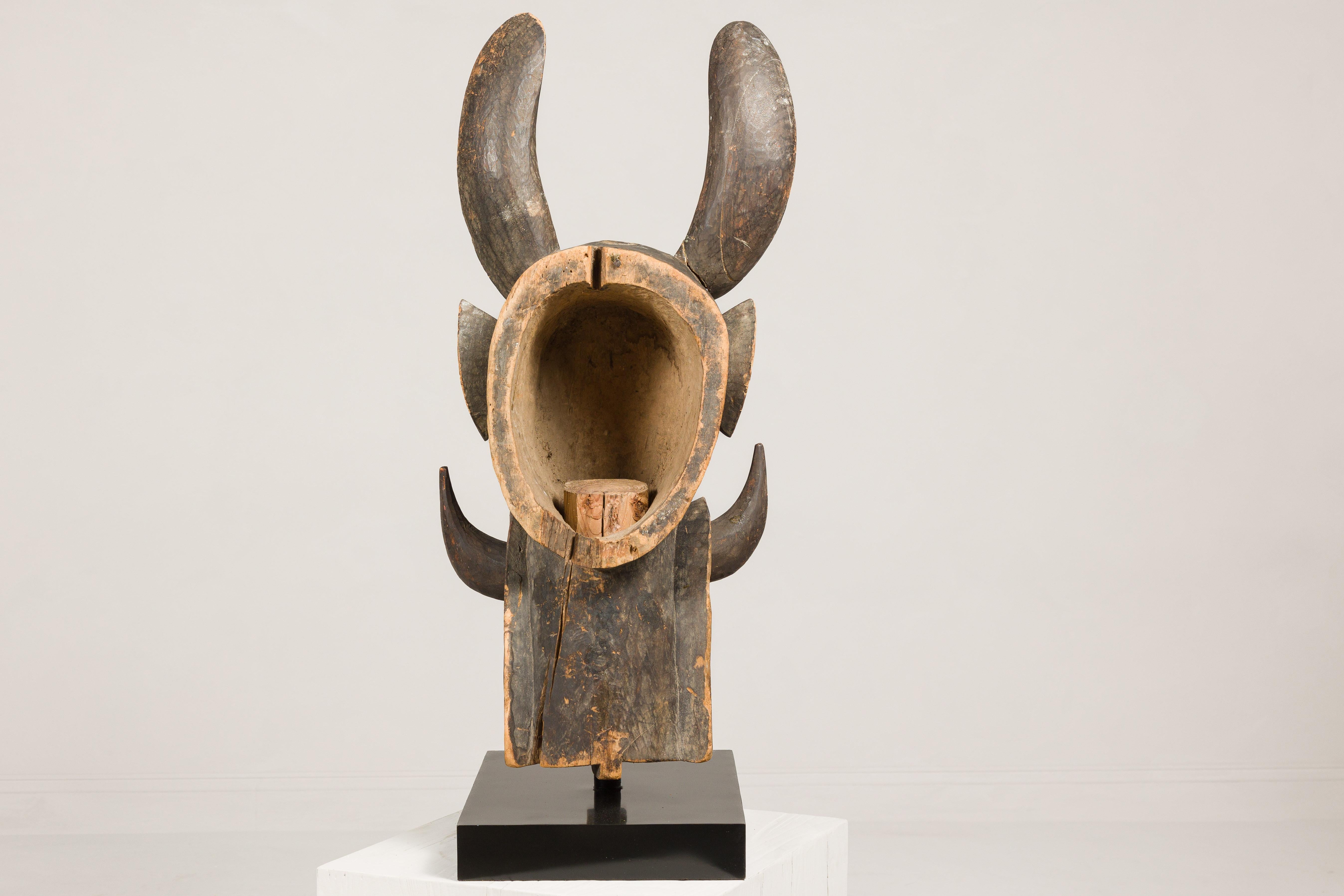 Masque mythique animal en bois ancien monté sur une base en laque noire en vente 8