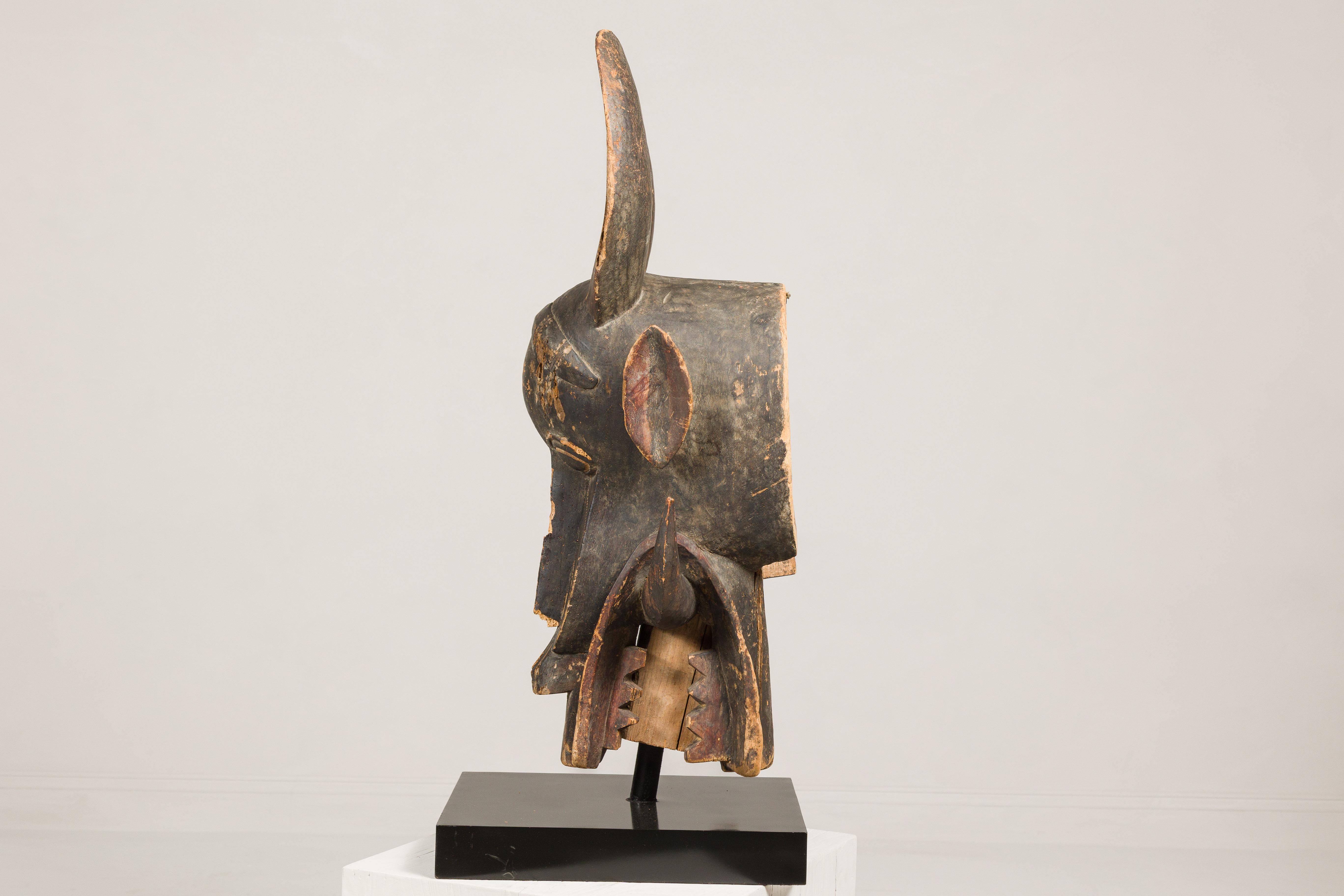 Masque mythique animal en bois ancien monté sur une base en laque noire en vente 10
