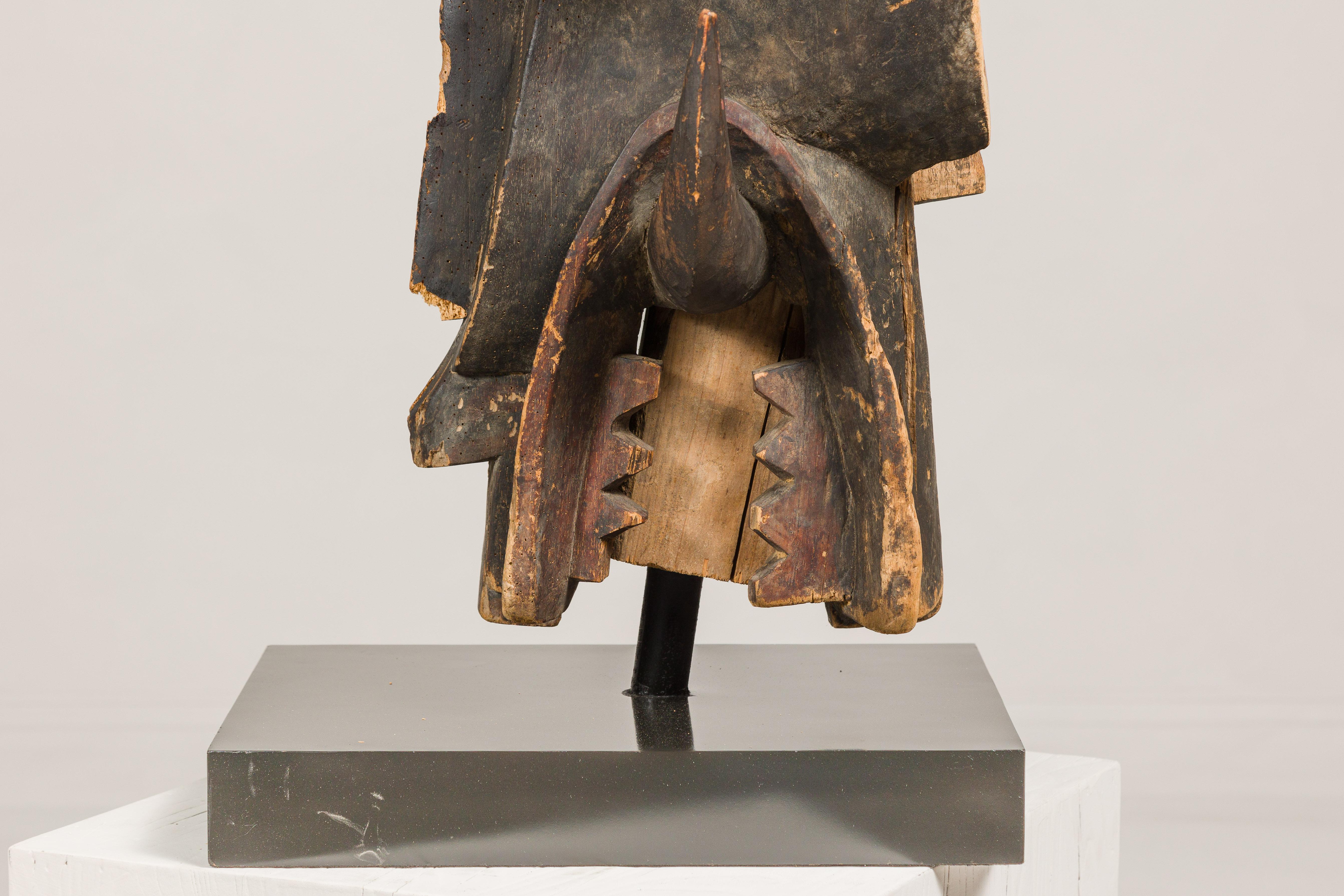 Masque mythique animal en bois ancien monté sur une base en laque noire en vente 11