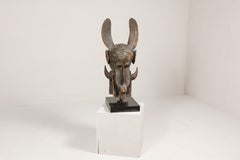 Antike mythische Tiermaske aus Holz auf schwarzem Lacksockel, montiert