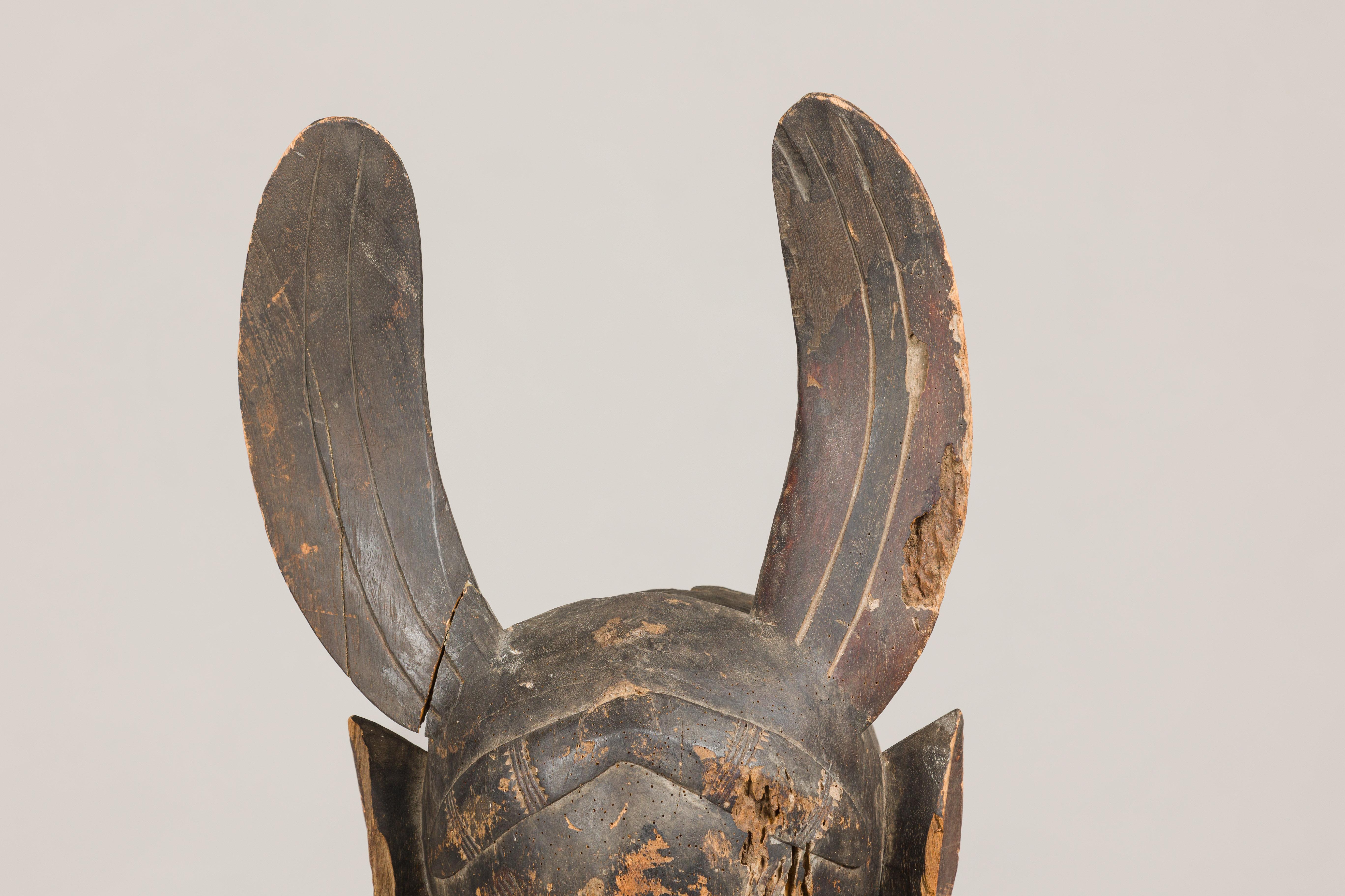 Asiatique Masque mythique animal en bois ancien monté sur une base en laque noire en vente
