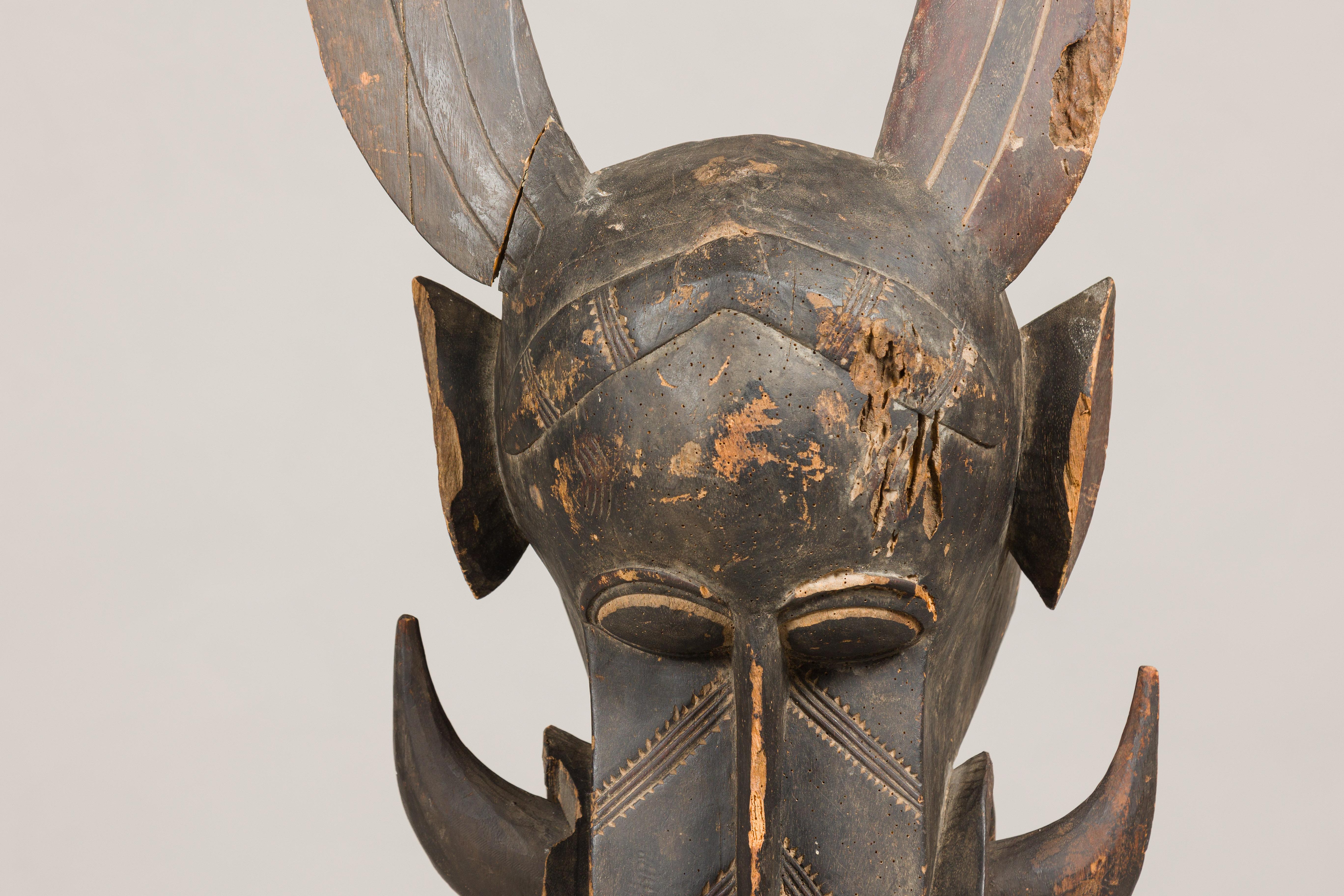 Masque mythique animal en bois ancien monté sur une base en laque noire Bon état - En vente à Yonkers, NY