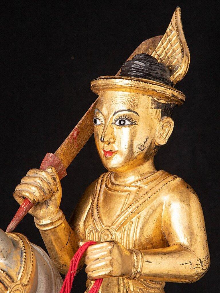 Ancienne statue en bois Nat sur cheval de Birmanie en vente 5