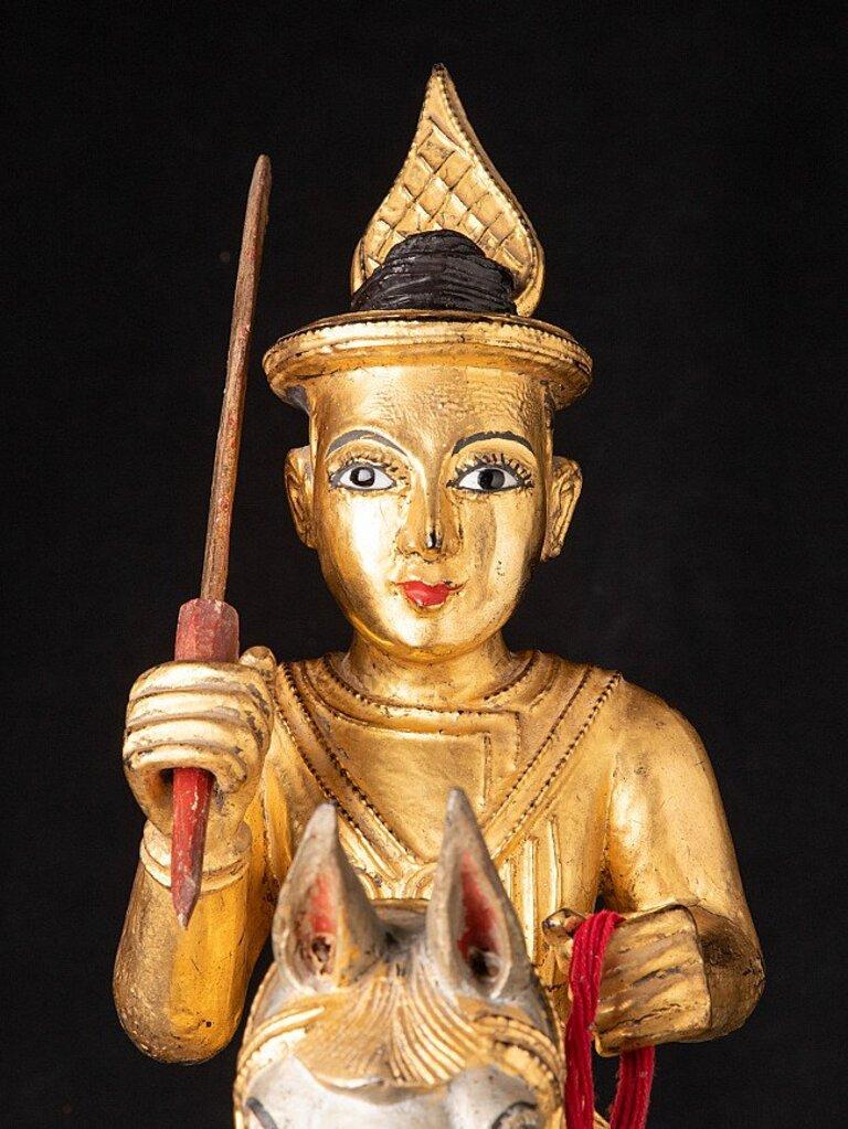 Ancienne statue en bois Nat sur cheval de Birmanie en vente 4
