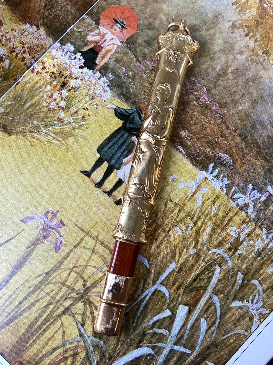 Antiker Holz-Bleistift im Jugendstil mit weiblichem Korpus und Blumenornament, Goldetui im Angebot 5