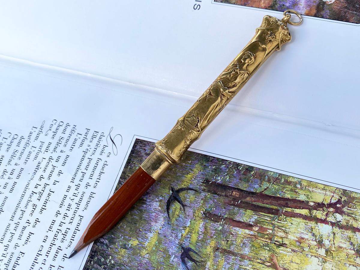 Antiker Holz-Bleistift im Jugendstil mit weiblichem Korpus und Blumenornament, Goldetui im Angebot 1