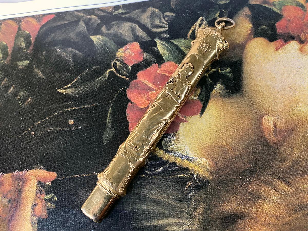 Antiker Holz-Bleistift im Jugendstil mit weiblichem Korpus und Blumenornament, Goldetui im Angebot 2