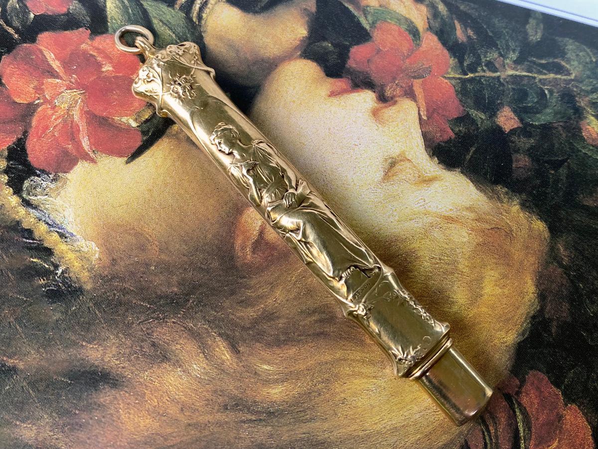 Antiker Holz-Bleistift im Jugendstil mit weiblichem Korpus und Blumenornament, Goldetui im Angebot 3