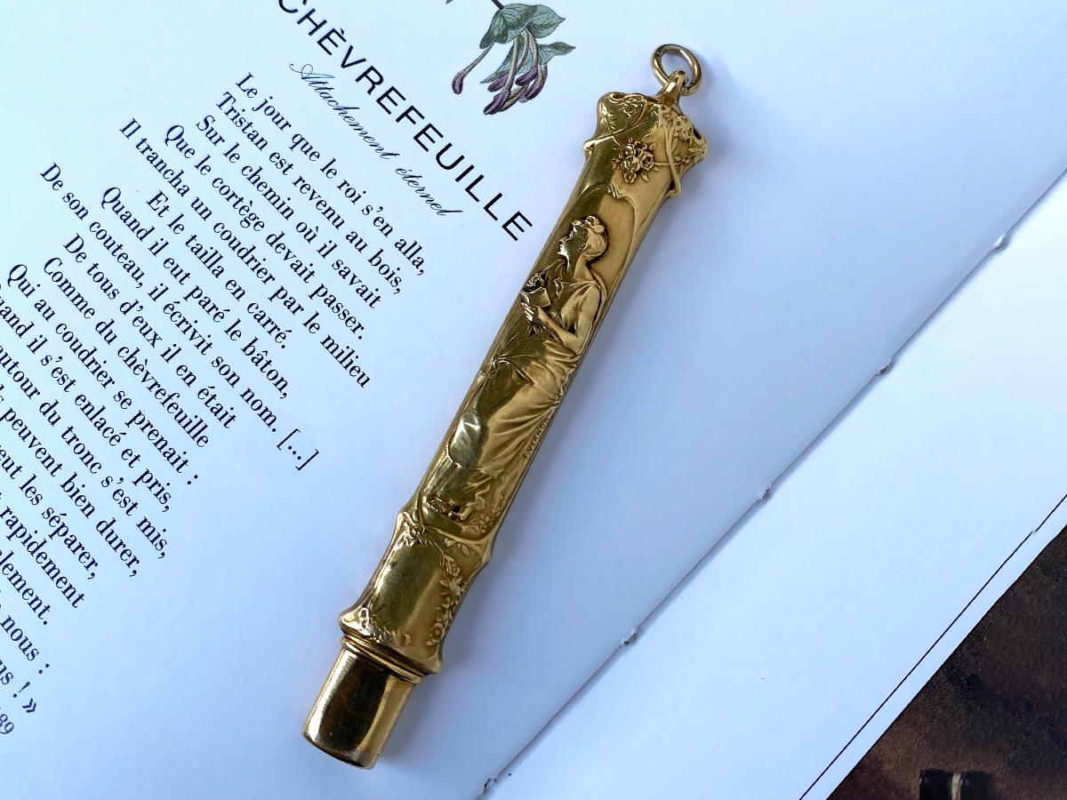 Antiker Holz-Bleistift im Jugendstil mit weiblichem Korpus und Blumenornament, Goldetui im Angebot 4