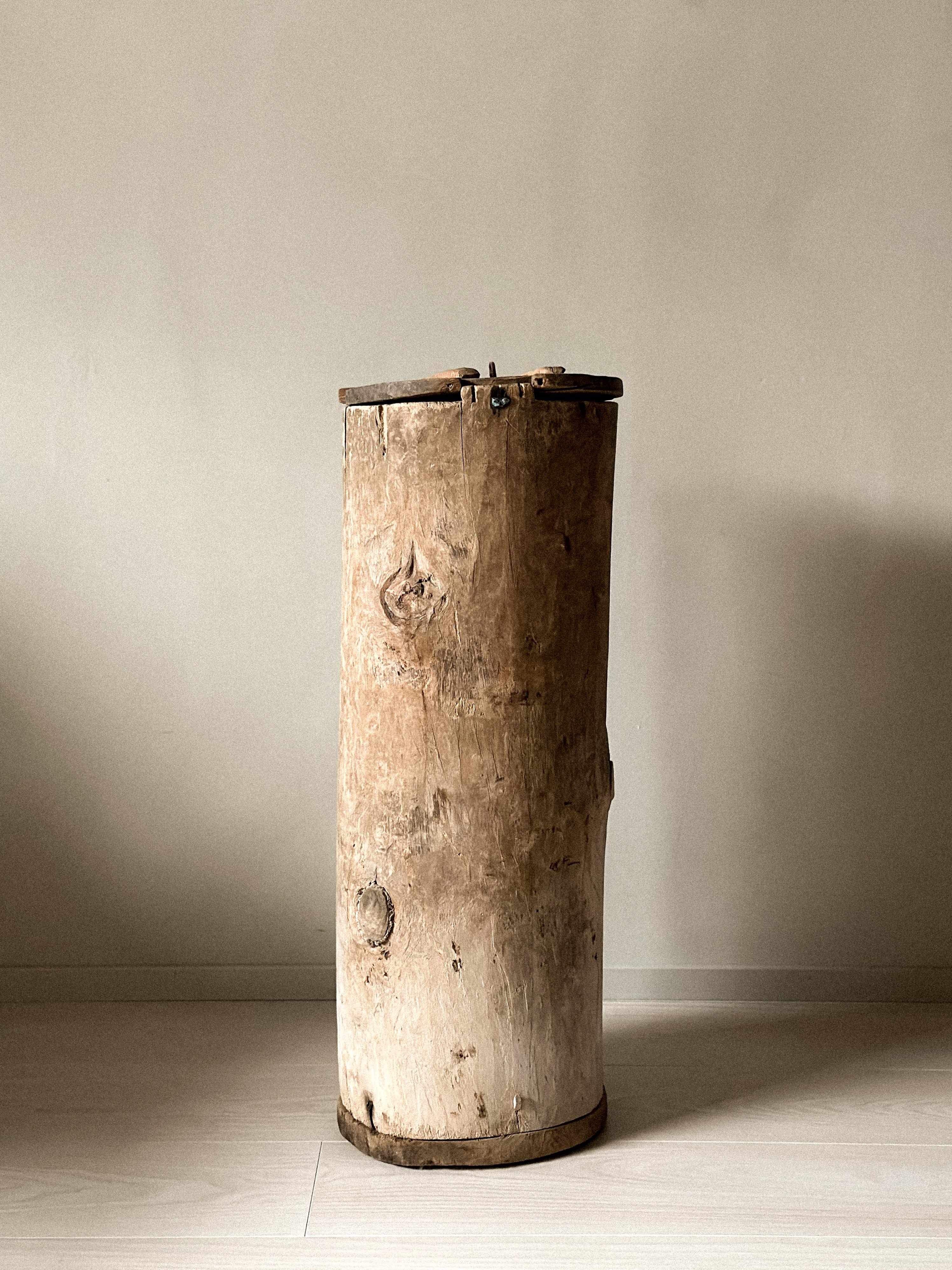 Ancienne jardinière Wabi Sabi en bois de Scandinavie, vers les années 1800. Cette magnifique pièce constitue un parfait bac à plantes pour des plantes plus grandes ou un arbre ou simplement un élément décoratif tel quel. 

En bon état vintage, avec