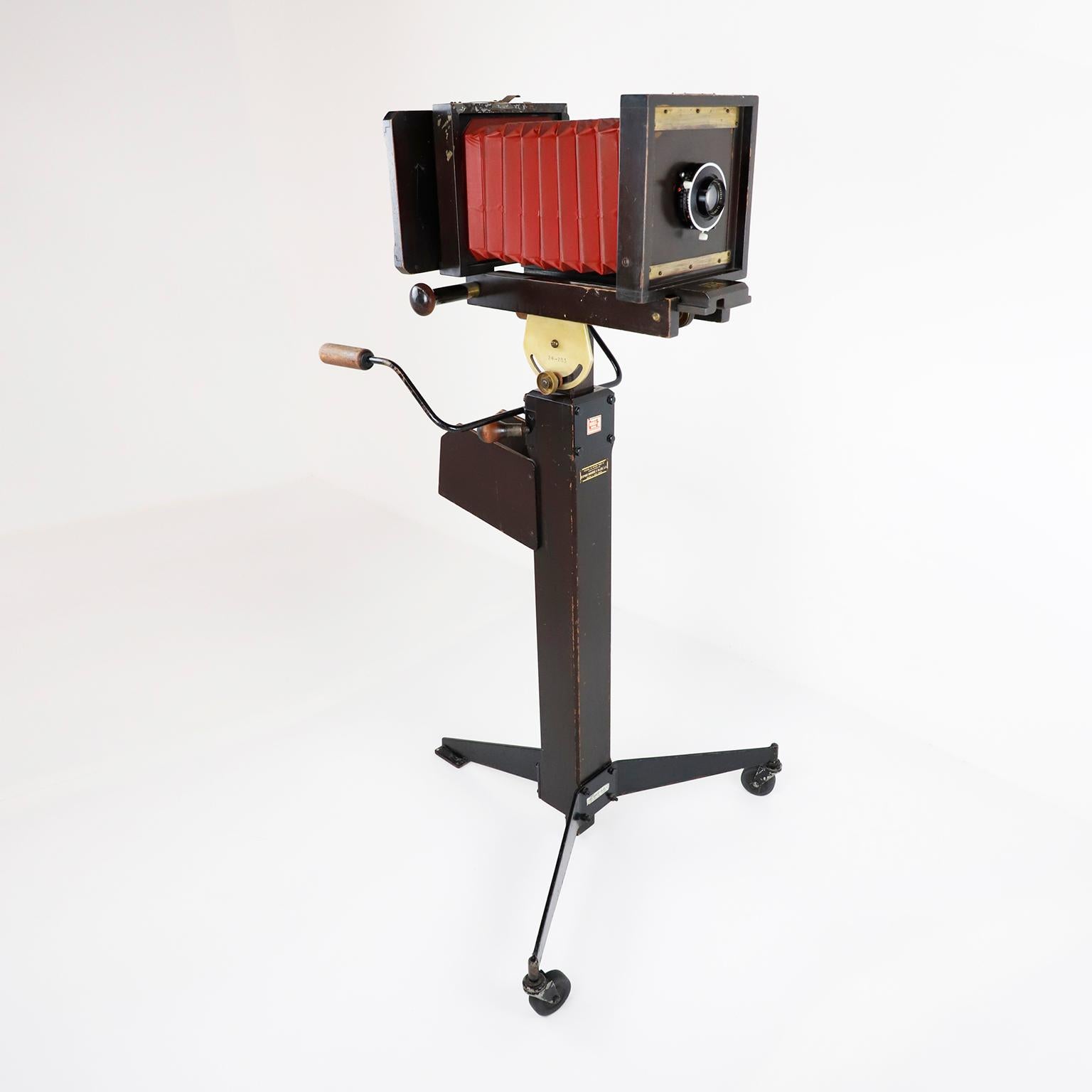 Circa 1960. Wir bieten diese antike Holzplatte faltende fotografische Kamera mit Stativ, die Kamera noch funktioniert.